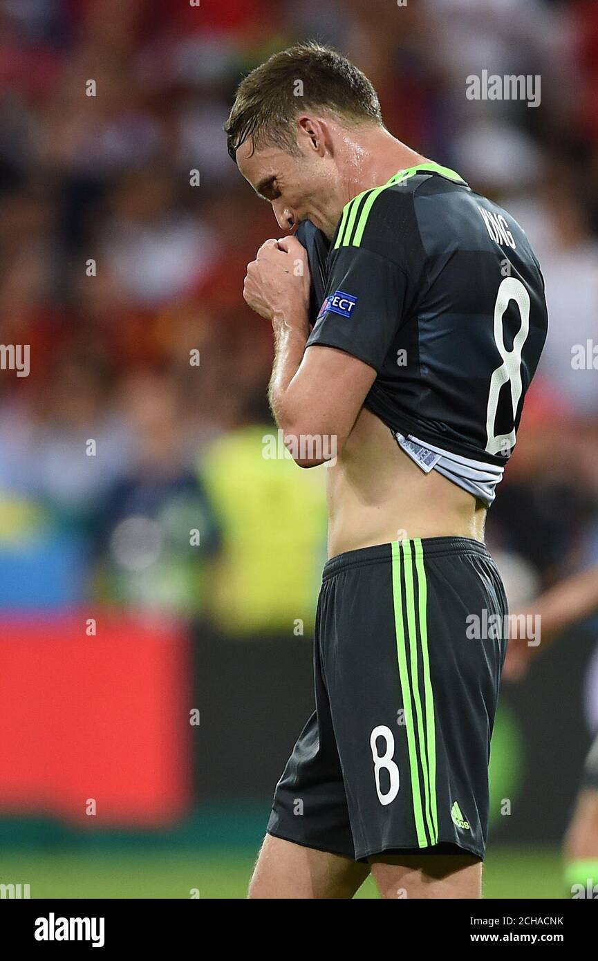 Andy King, pays de Galles, marche sur le terrain à mi-temps lors de l'UEFA Euro 2016, match de demi-finale au Stade de Lyon, Lyon. Banque D'Images