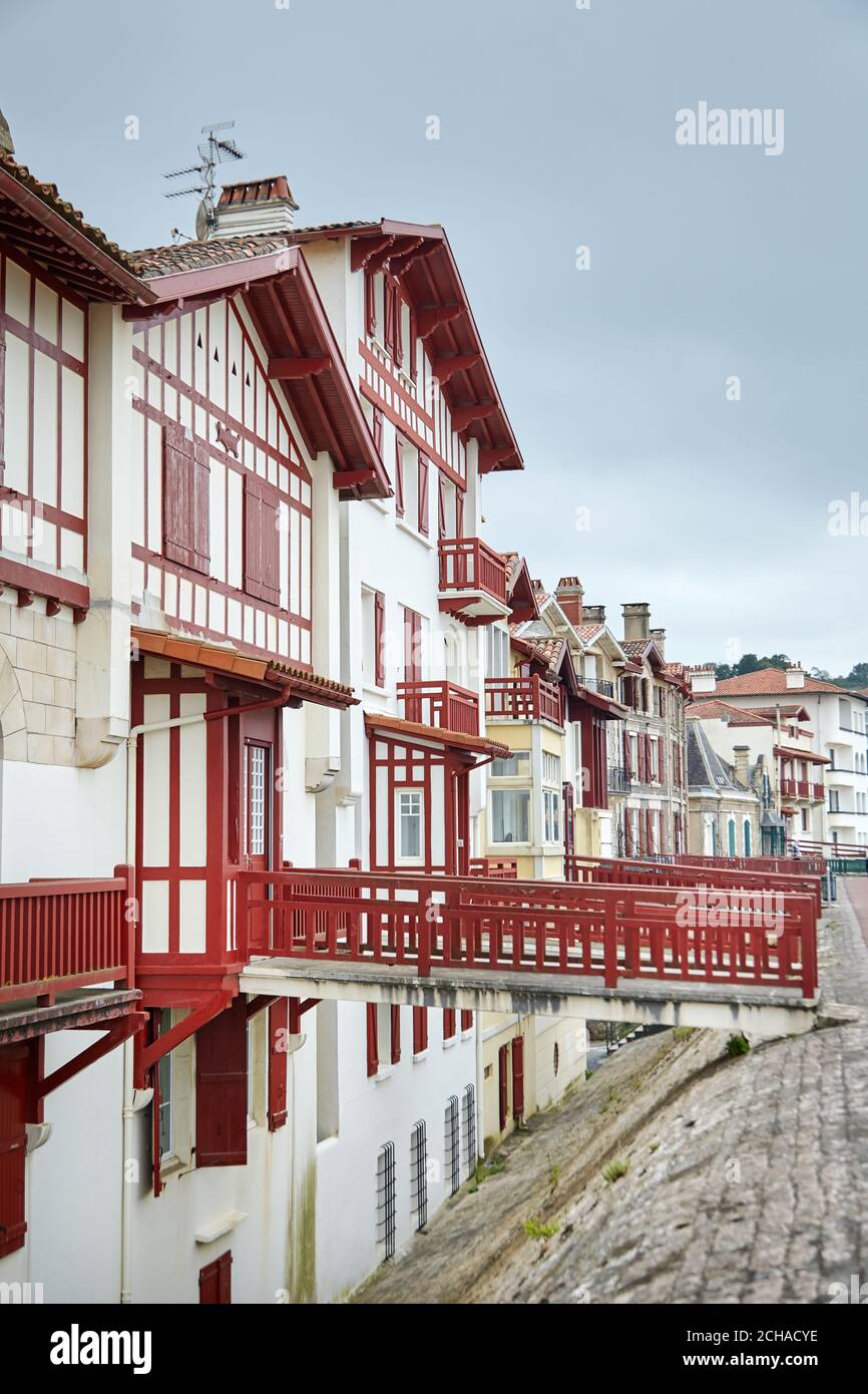 Maisons basques traditionnelles à colombages rouges et blancs, architecture  typique de Saint Jean de Luz, département des Pyrénées-Atlantiques dans le  sud-ouest du FR Photo Stock - Alamy