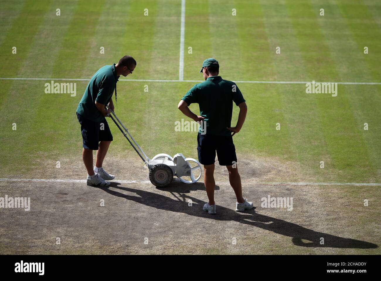 Préparation du court au centre du dixième jour des championnats de Wimbledon au All England Lawn tennis and Croquet Club, Wimbledon. Banque D'Images
