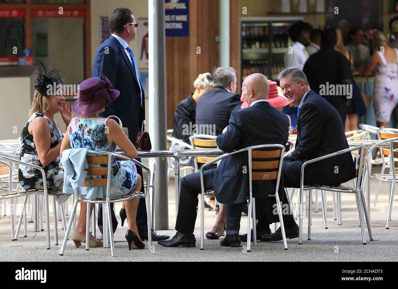 Les Racegoers peuvent siroter un verre lors du festival Ladies Day of the Moet & Chandon de juillet à l'hippodrome de Newmarket. Banque D'Images