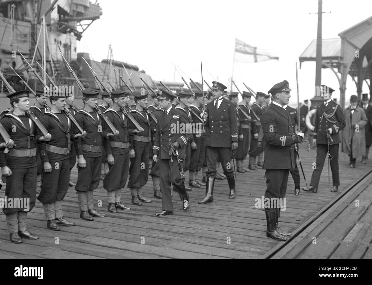 Le Prince de Galles à Portsmouth, où il a visité le cuirassé Australie et inspecté la Garde d'honneur de la compagnie du navire. Banque D'Images