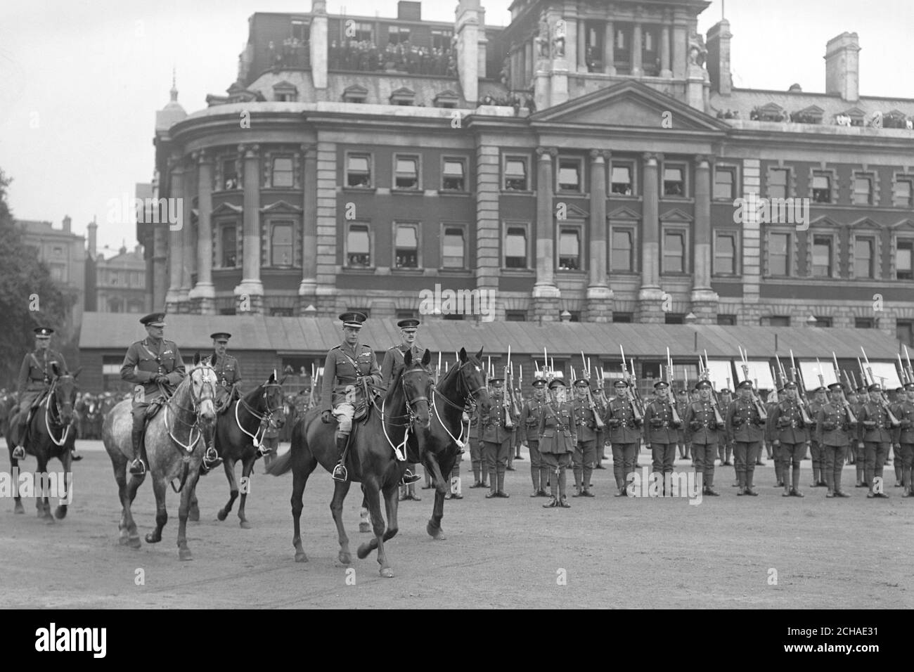 Le Prince de Galles effectue une inspection au Horse Guards Parade. Banque D'Images