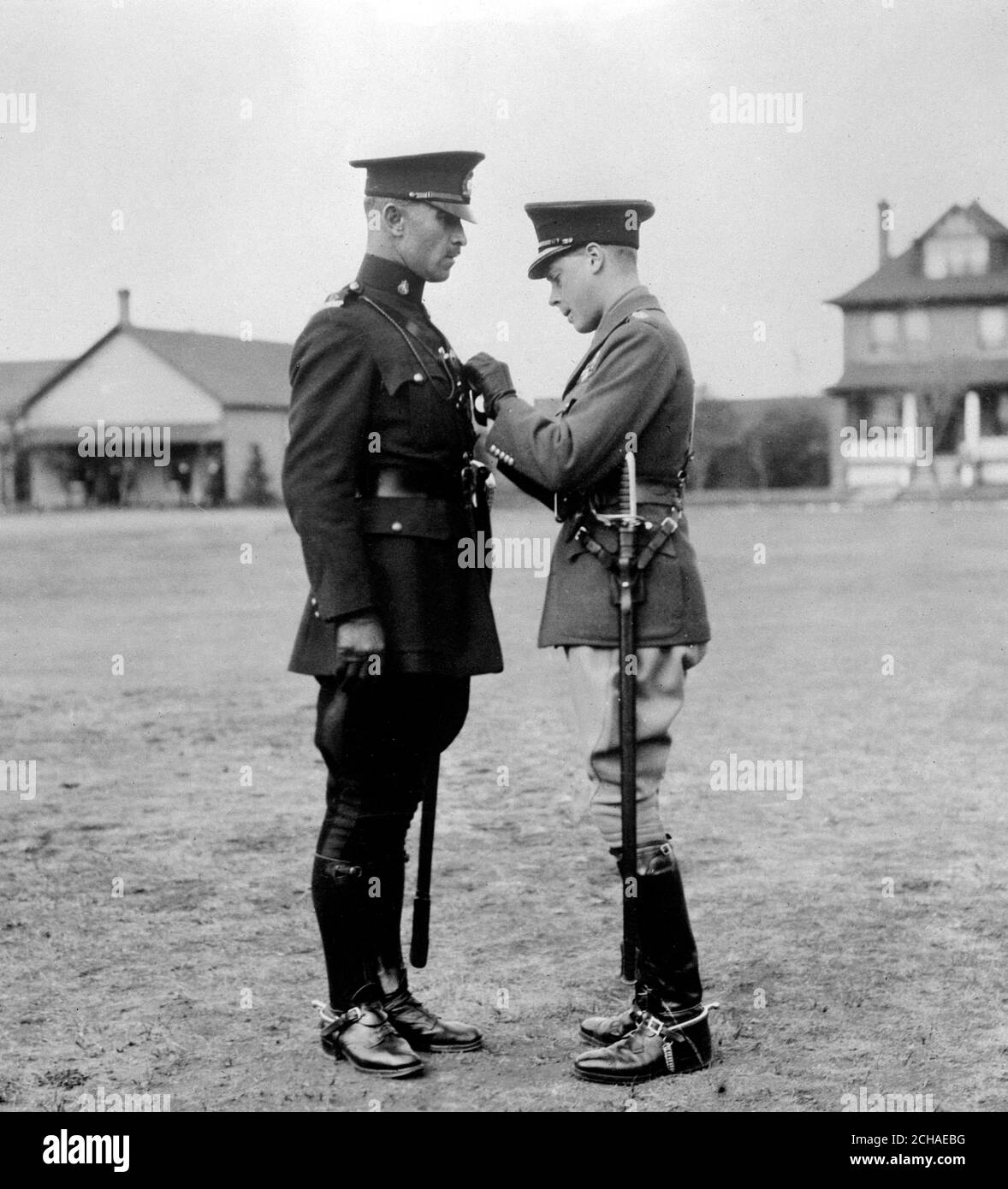 Le Prince de Galles décore l'inspecteur TB Caulkin avec la Médaille King's police à Regina Park. Banque D'Images