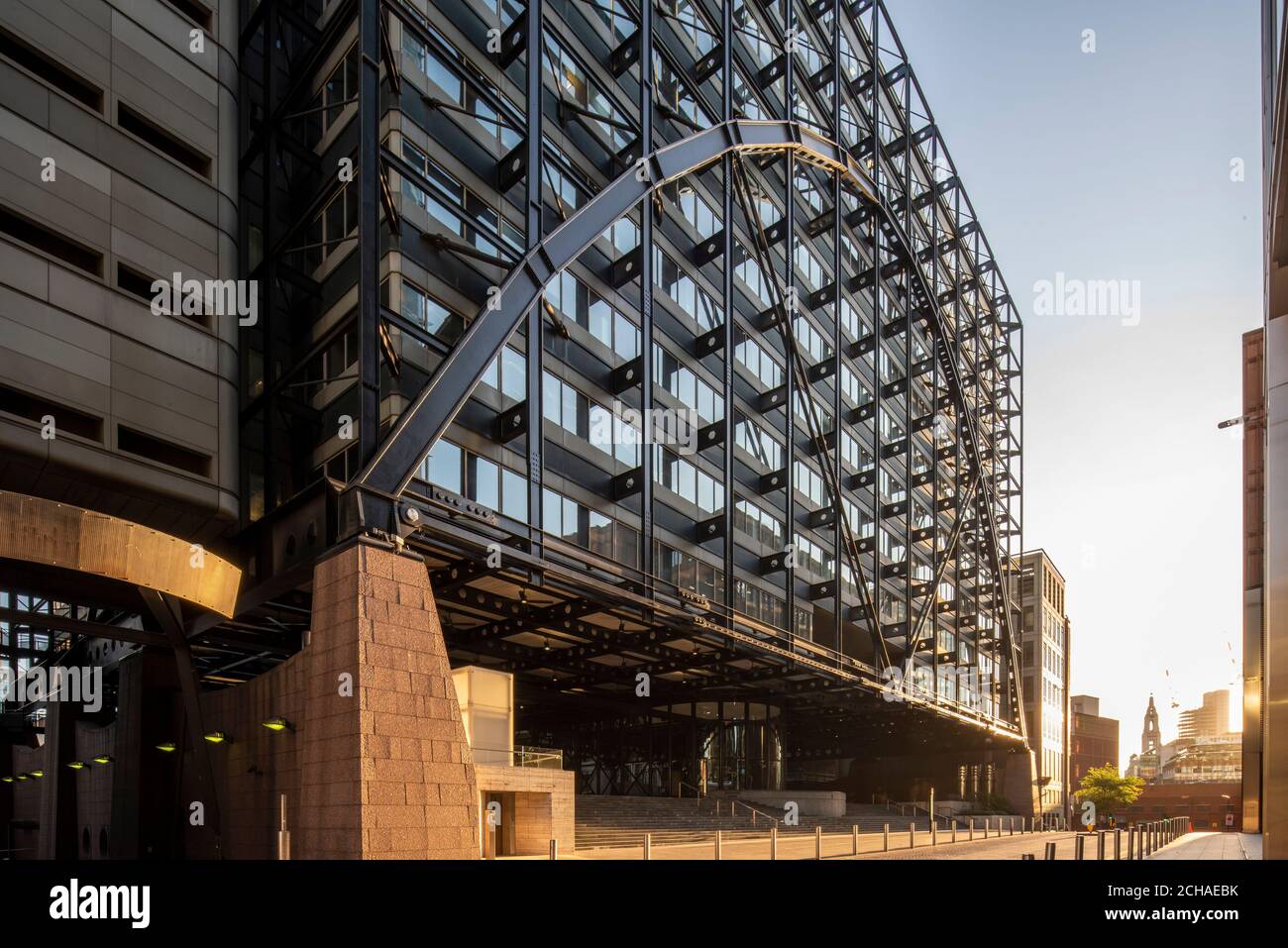 Vue oblique de l'élévation nord au coucher du soleil en regardant vers l'ouest. City of London LockDown 2020 - Exchange House, Londres, Royaume-Uni. Architecte: Skidmore OWI Banque D'Images