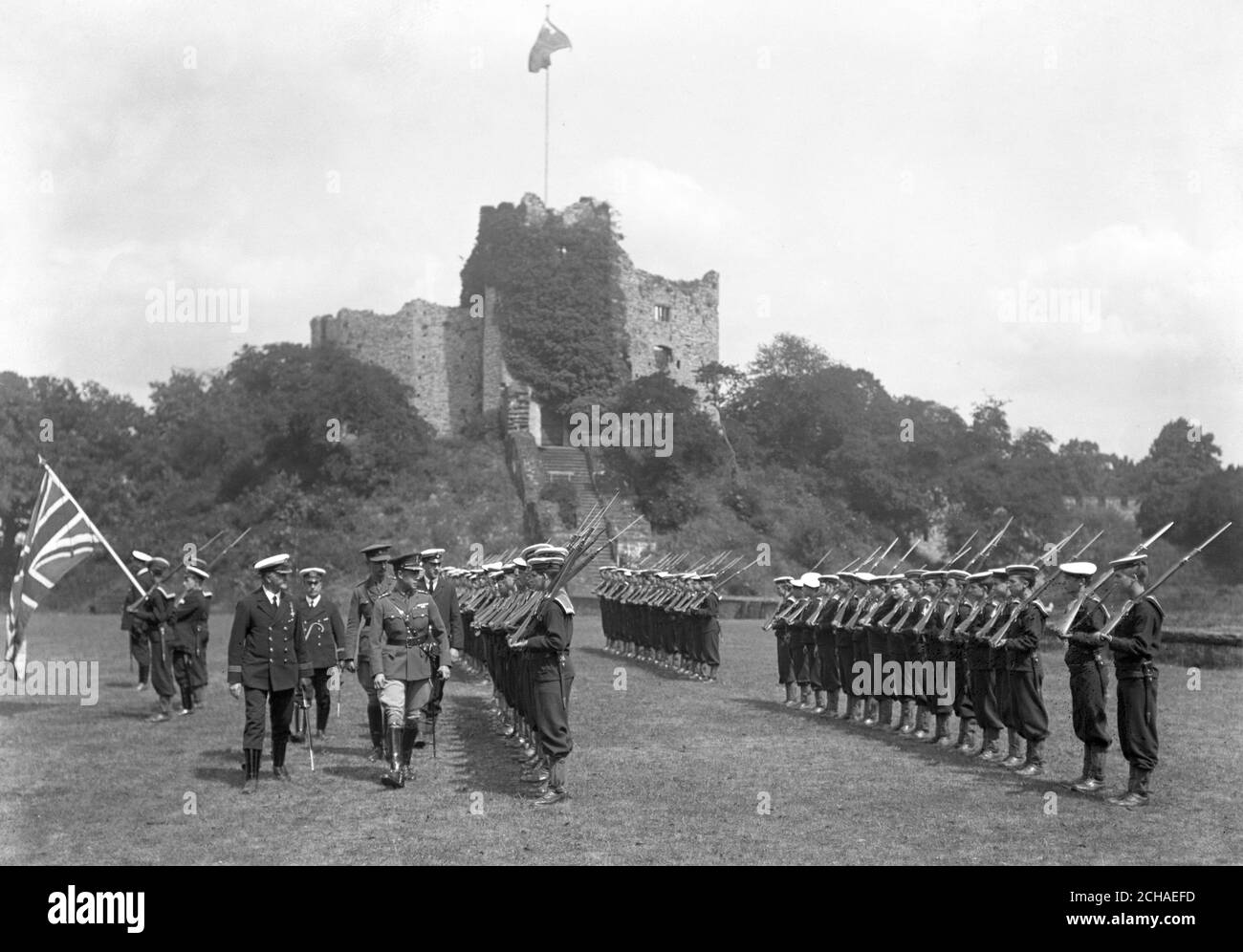 Le Prince de Galles inspecte les cadets de la marine au château de Cardiff. Banque D'Images