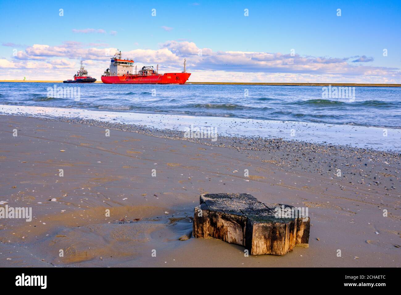 Navire et souche à l'estuaire de la rivière Swine, île d'Usedom et Wollin, Swinemuende /´Swinouj'scie, Pologne Banque D'Images