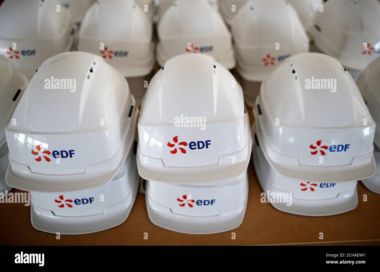 Des casques de sécurité portant le logo de l'Electricite de France (EDF)  sont vus à la centrale au charbon de Cordemais, près de Nantes, France, le  21 mars 2019. REUTERS/Stephane Mahé Photo