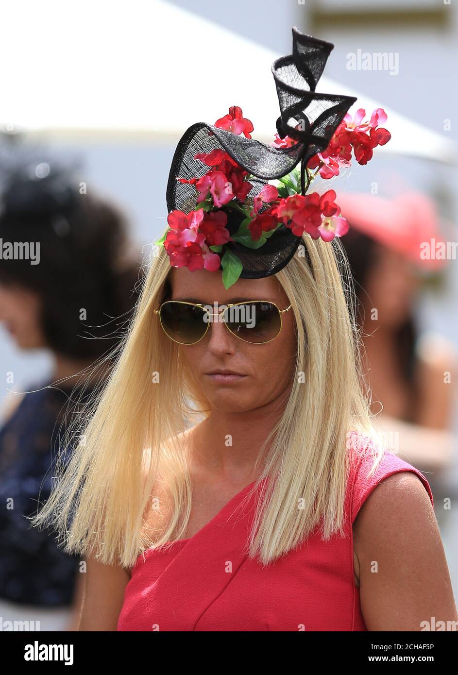 Racegoers lors du festival Ladies Day of the Moet & Chandon de juillet à l'hippodrome de Newmarket. Banque D'Images