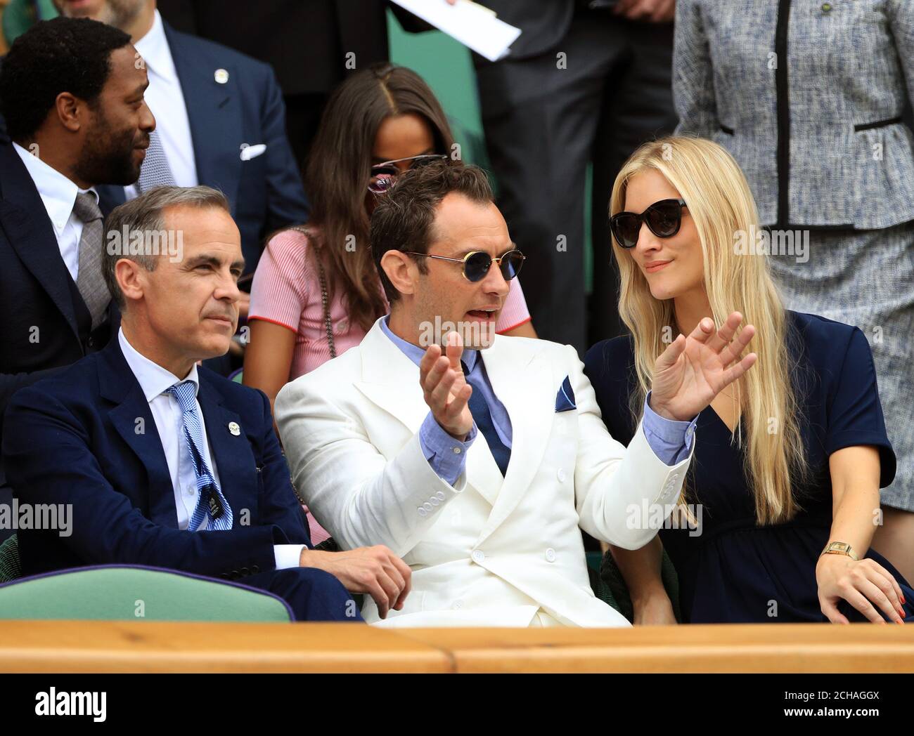 Invités de la Royal Box (gauche-droite) Mark Carney, Jude Law et Phillipa Coan le onze jour des Championnats de Wimbledon au All England Lawn tennis and Croquet Club, Wimbledon. Banque D'Images