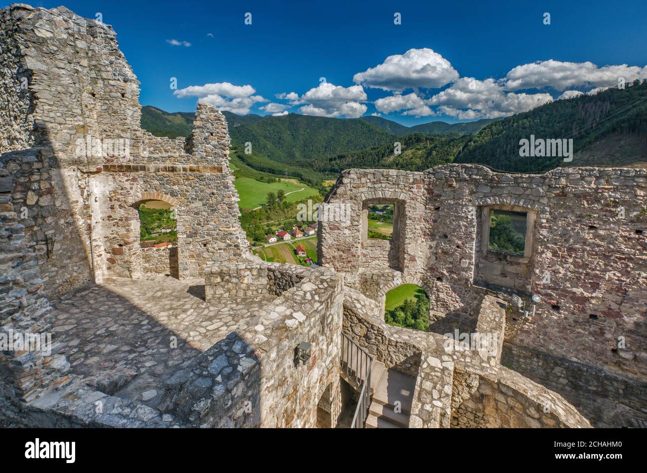 Ruines du château de Strecno, région de Zilina, Slovaquie Banque D'Images