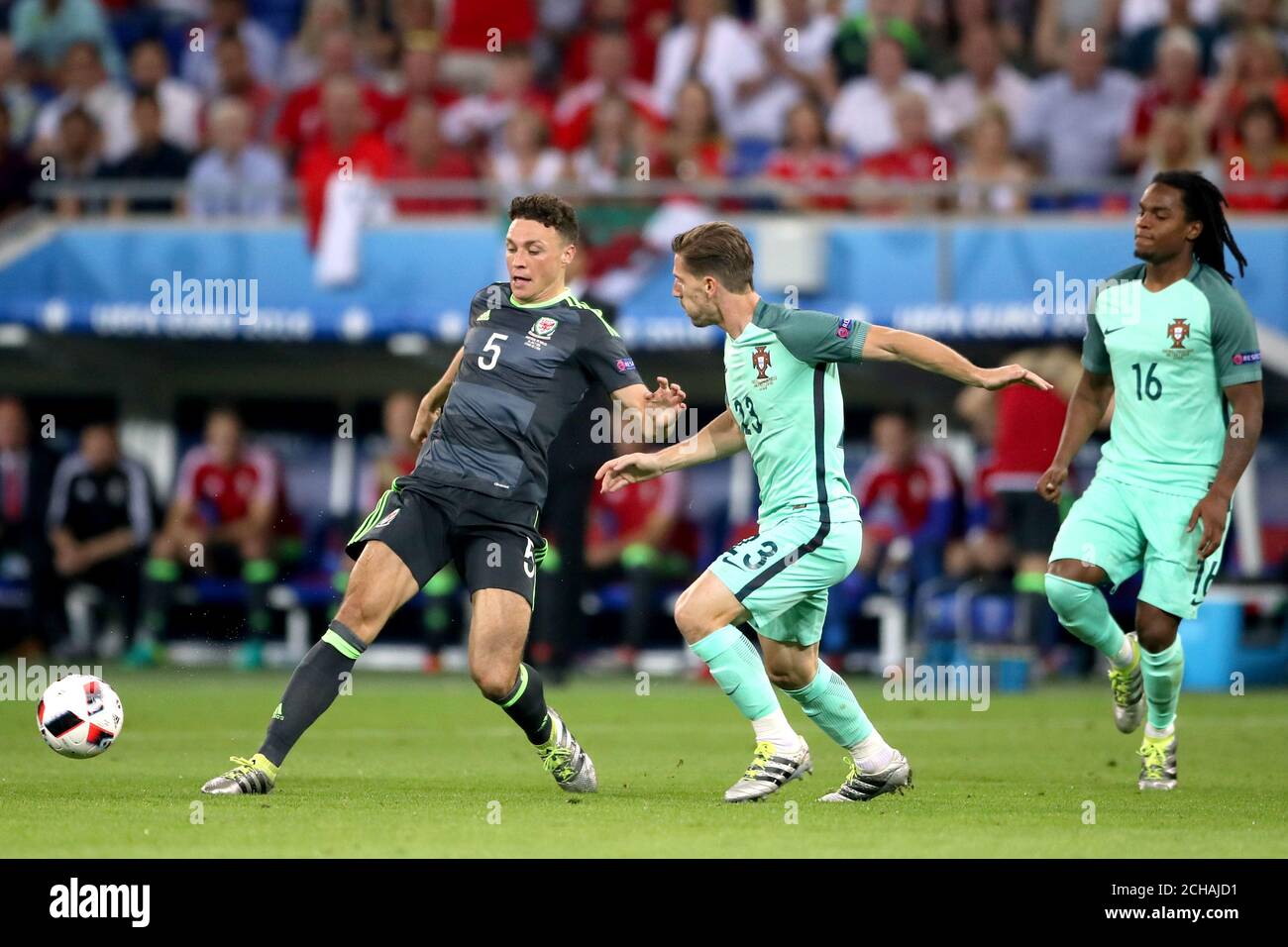 James Chester (à gauche) du pays de Galles en action avec Adrien Silva du Portugal Et Renato Sanches (droite) Banque D'Images