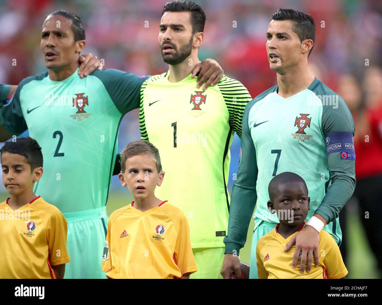 Bruno Alves au Portugal, le gardien de but Rui Patricio et Cristiano Ronaldo (de gauche à droite) pendant l'hymne national Banque D'Images