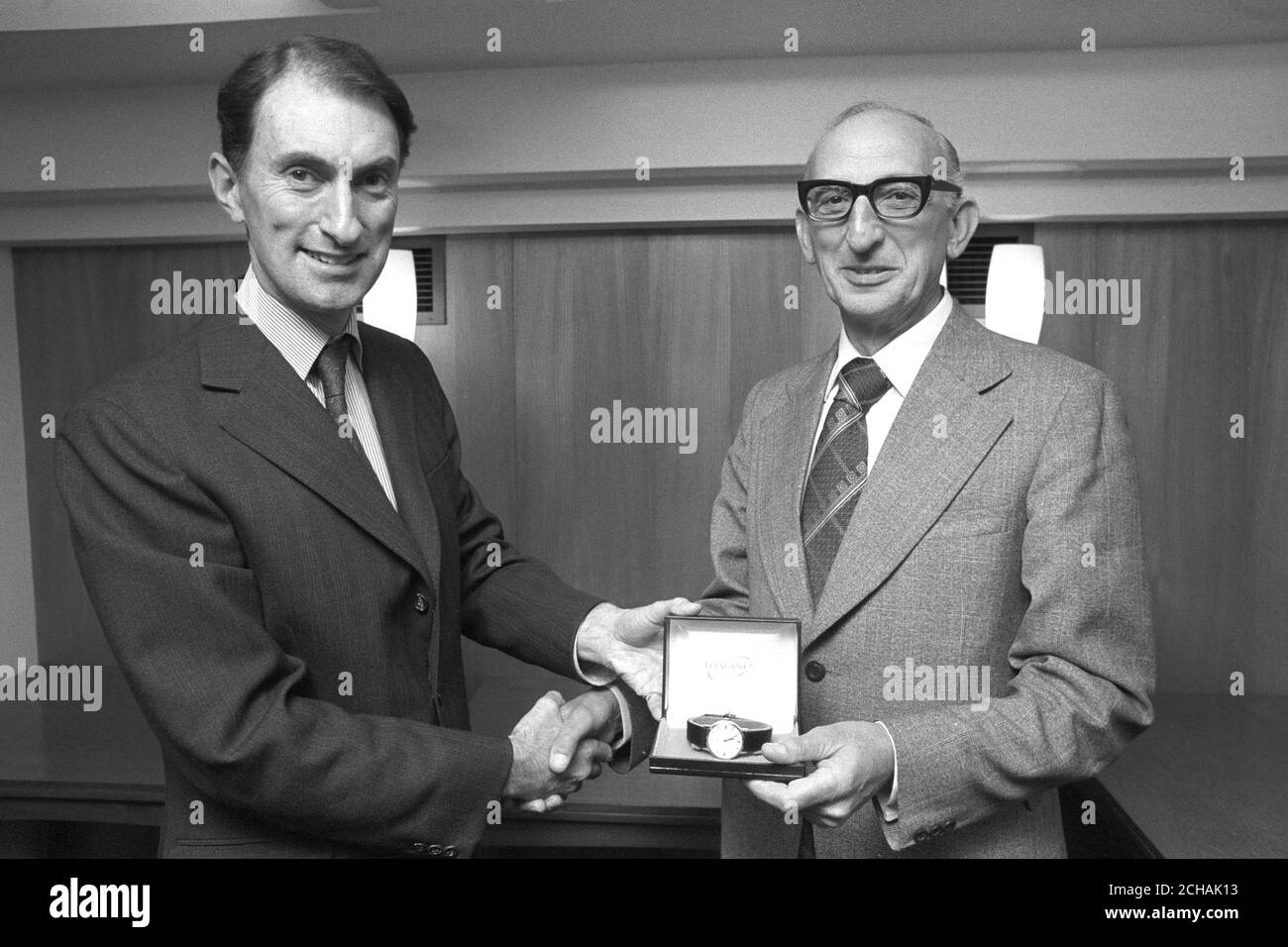 Ian Yates présente une montre à Sidney Nelson de PA Features, en reconnaissance du service de longue durée. Banque D'Images