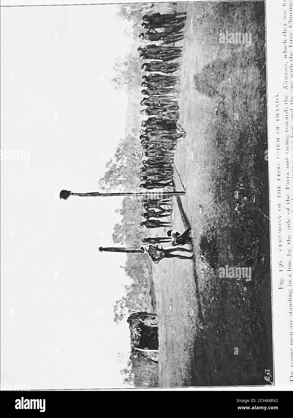 . À travers l'Australie . -&gt;. X CÉRÉMONIES DE LA TRIBU ARUNTA 287 longueur à côté de la piscine d'eau. En dehors de la chaleur du feu, le jour était assez chaud des choses de tomake inconfortables, le thermomètre registeringiio5° F. à l'ombre et 156° F. au soleil, la seule ombre, pour autant que nous étions concernés, étant celle d'un chewing-gum figé. Le feu était bien sûr à l'air libre, et la chaleur du sable était si grande que nous pouvions le sentir facilement à travers nos bottes. Au coucher du soleil, les hommes retournèrent au camp, et se tenant à aline en face du Parra, ils ont vu le Kauaua pour la première fois, Banque D'Images