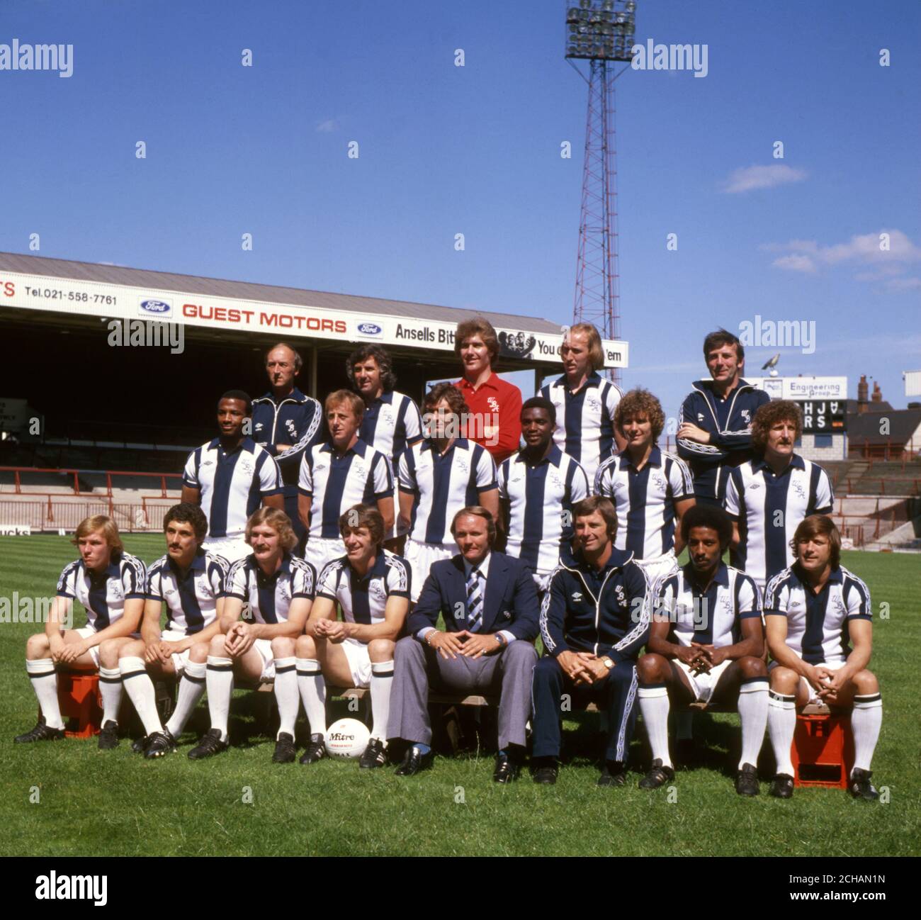 Les Hawthorns prêts pour la saison 1978/79 sont alignés à la First Division West Bromwich Albion FC. (Rangée arrière, l-r) George Wright (physiothérapeute), Paddy Mulligan, Tony Godden, Wayne Hughes et Brian Whitehouse (entraîneur). (rangée du milieu, l-r) Cyrille Regis, Mick Martin, Alistair Brown, Laurie Cunningham, Bryan Robson et Tony Brown. (Première rangée, l-r) Derek Statham, John Trewick, Alistair Robertson, John Wile, Ron Atkinson (directeur), Colin Addison (directeur adjoint), Brendon Batson et Willie Johnstone. Banque D'Images