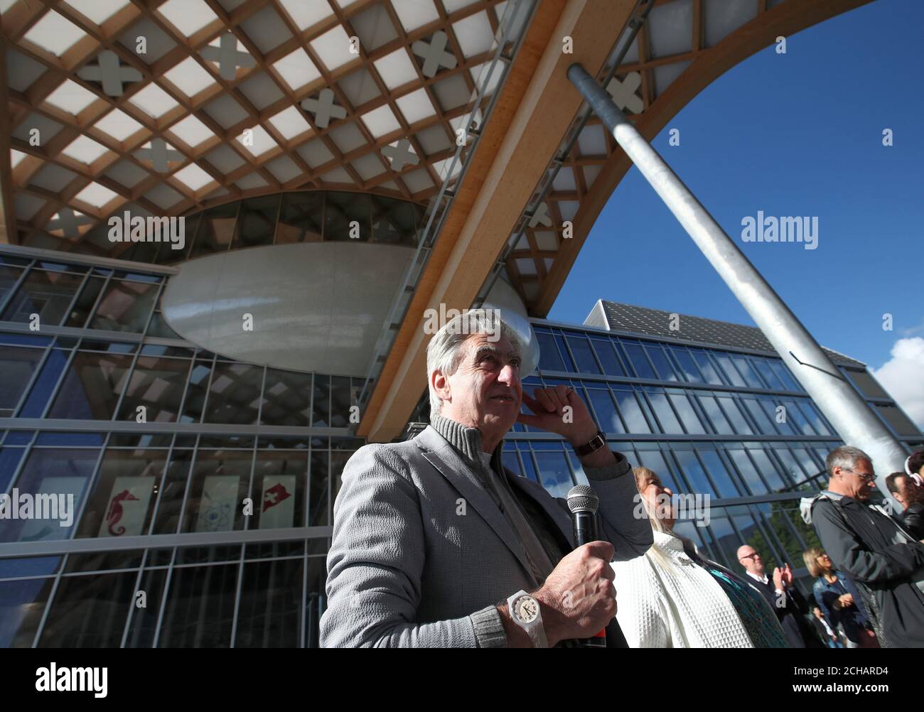 Nick Hayek, PDG du Swatch Group, assiste à l'ouverture du nouveau siège de  la marque Swatch, conçu par l'architecte japonais Shigeru Ban, à Biel, en  Suisse, le 3 octobre 2019. REUTERS/Denis Balibouse