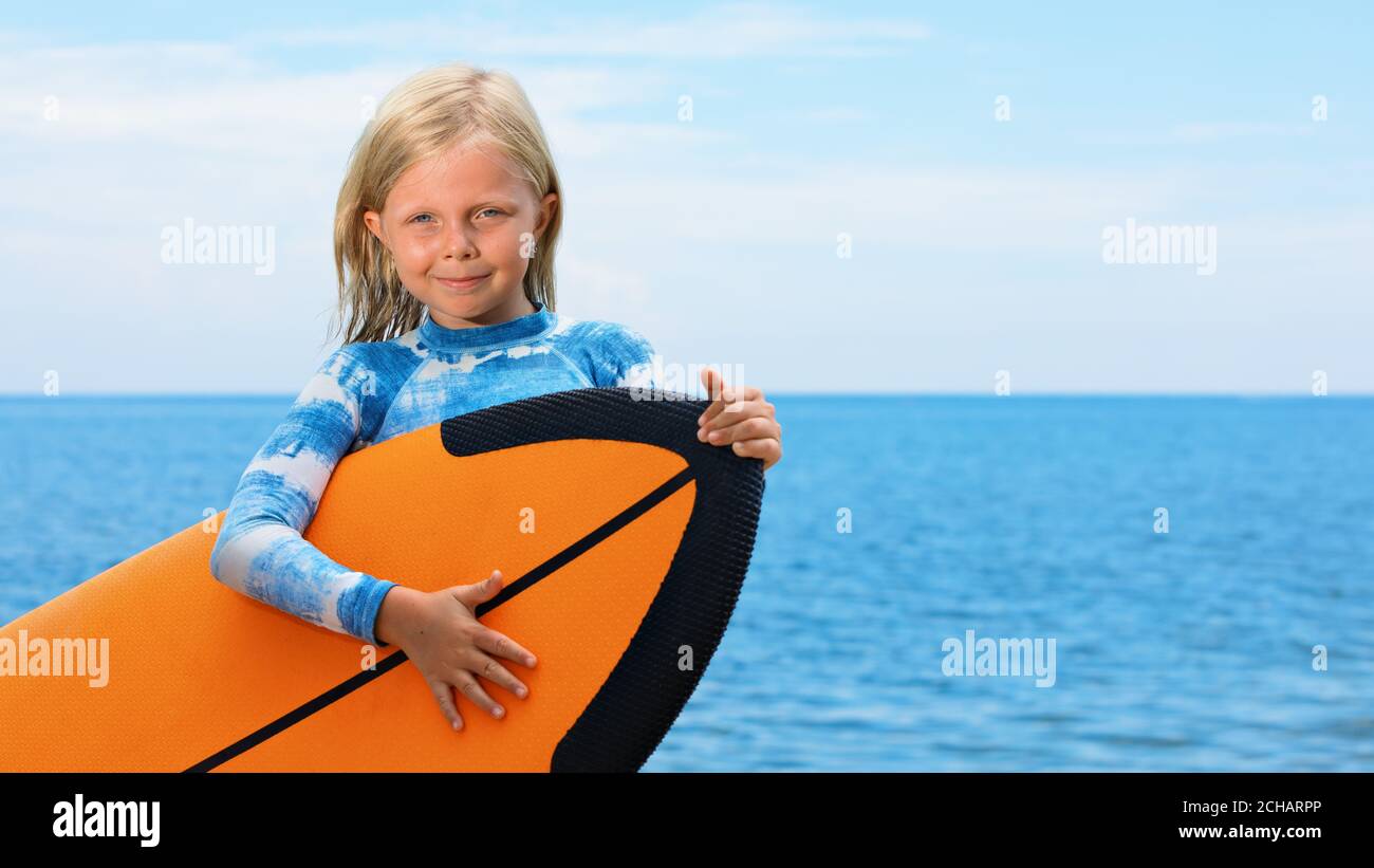 Surfer With Baby On Surfboard Banque D Image Et Photos Alamy