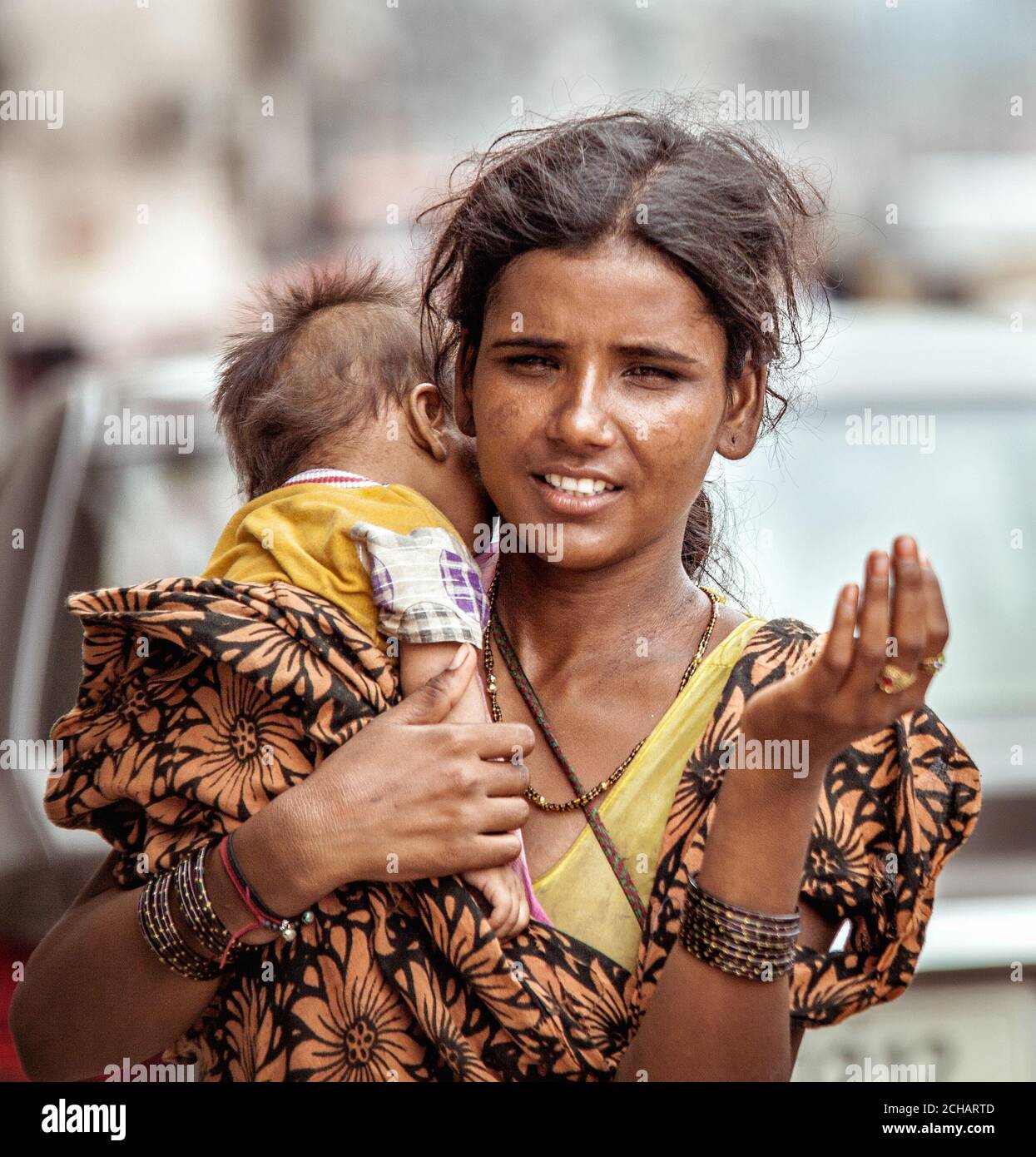 New Delhi, Inde - 14 août 2016 : la jeune femme mendiante indienne avec bébé engendra les aumône à New Delhi, Inde Banque D'Images