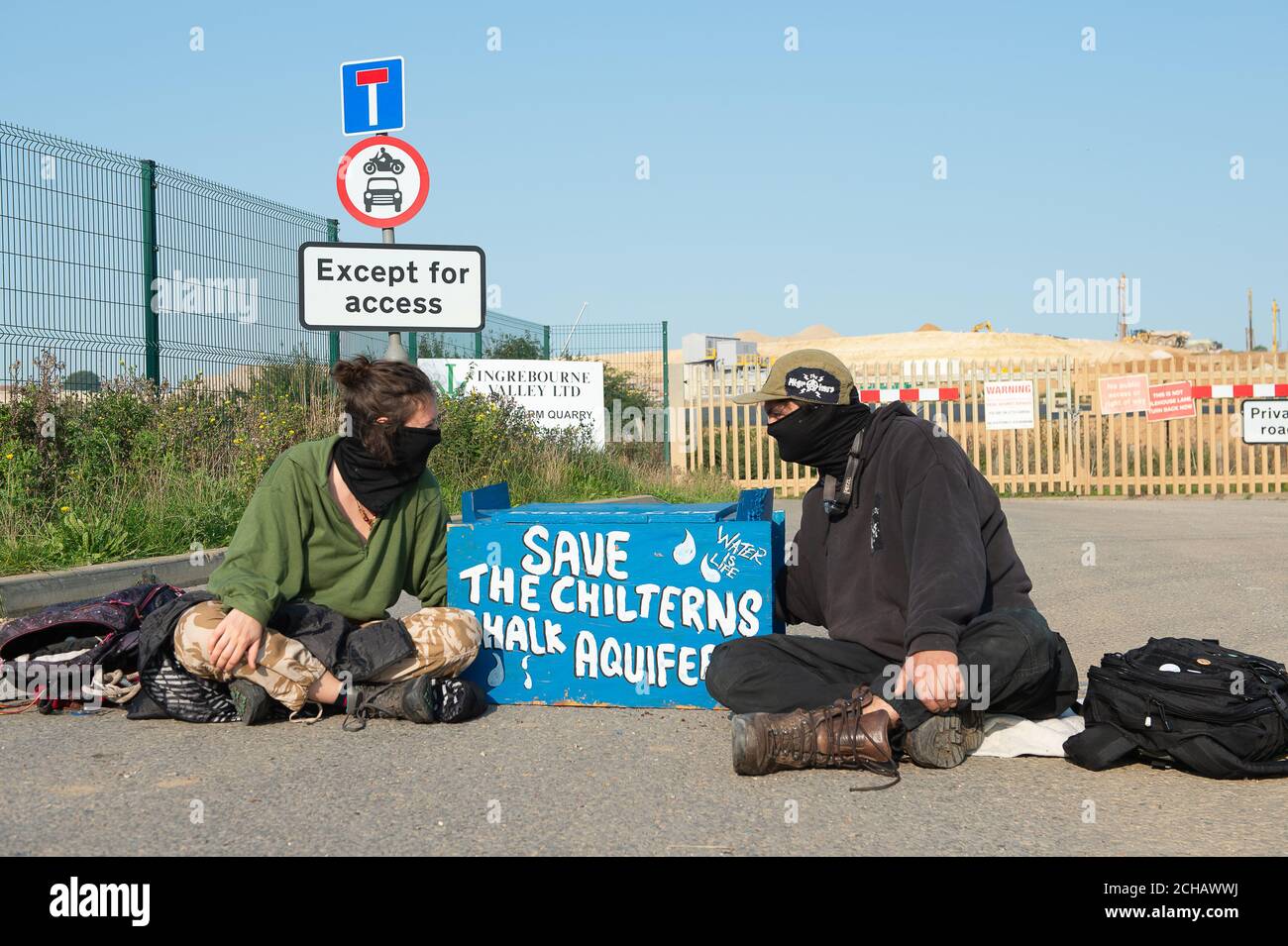 West Hyde, Hertfordshire, Royaume-Uni. 14 septembre 2020. Les militants écologistes STOP HS2 ont bloqué deux des portes du site principal du portail sud HS2 ce matin par une protestation pacifique contre la destruction causée à l'environnement dans les Chilterns par la liaison ferroviaire à grande vitesse, HS2. Les manifestants se préoccupent énormément du forage par HS2 dans l'aquifère de craie pour les réserves d'eau de Londres et de la destruction massive de 108 anciennes terres boisées. Crédit : Maureen McLean/Alay Live News Banque D'Images