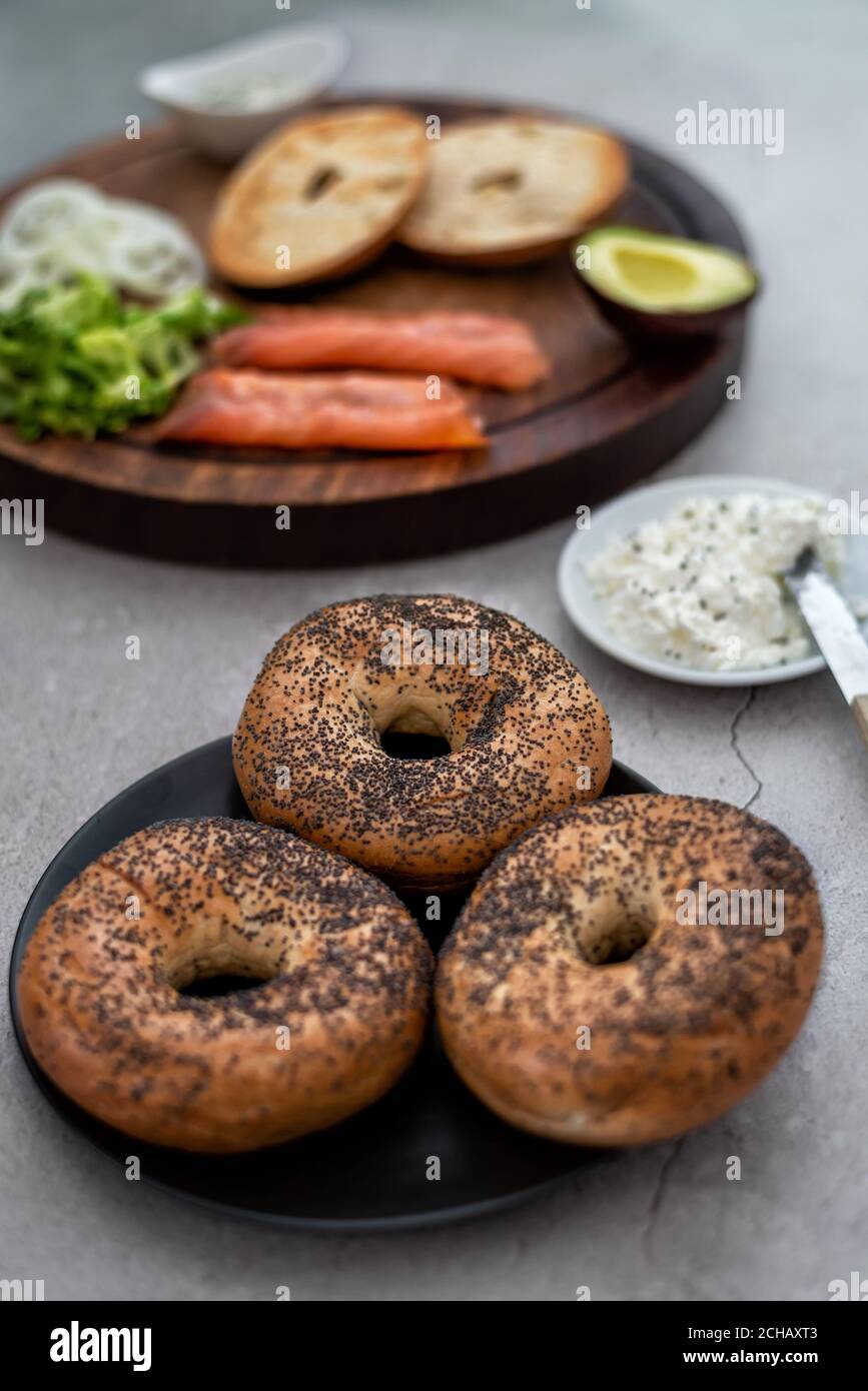Ingrédients pour un bagel lox de saumon disposé sur une table Banque D'Images