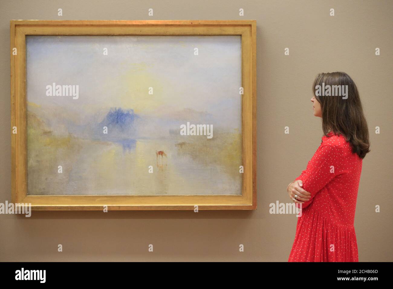 Une femme regarde l'œuvre de JMW Turner Norham Castle - Sunrise, l'une des peintures qui sont retournées à Tate Britain à Londres à la suite d'une importante tournée internationale. Banque D'Images