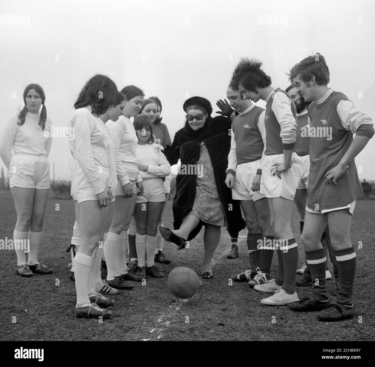 L'actrice Hattie Jacques, de The Carry On films, a mis une tenue violette aujourd'hui pour lancer un match de football de charité à Lechmere Avenue. Les White Ribbon Ladies (à gauche) de Haringey, Londres, ont rencontré les hommes du département de photographie de l'Association de presse. Le match a été organisé en faveur de l'organisme de bienfaisance préféré de Mlle Jacques, le Fonds de recherche sur la leucémie. Natasha Pyne, de la série Père, cher Père de la télévision, a également assisté à l'événement. Banque D'Images