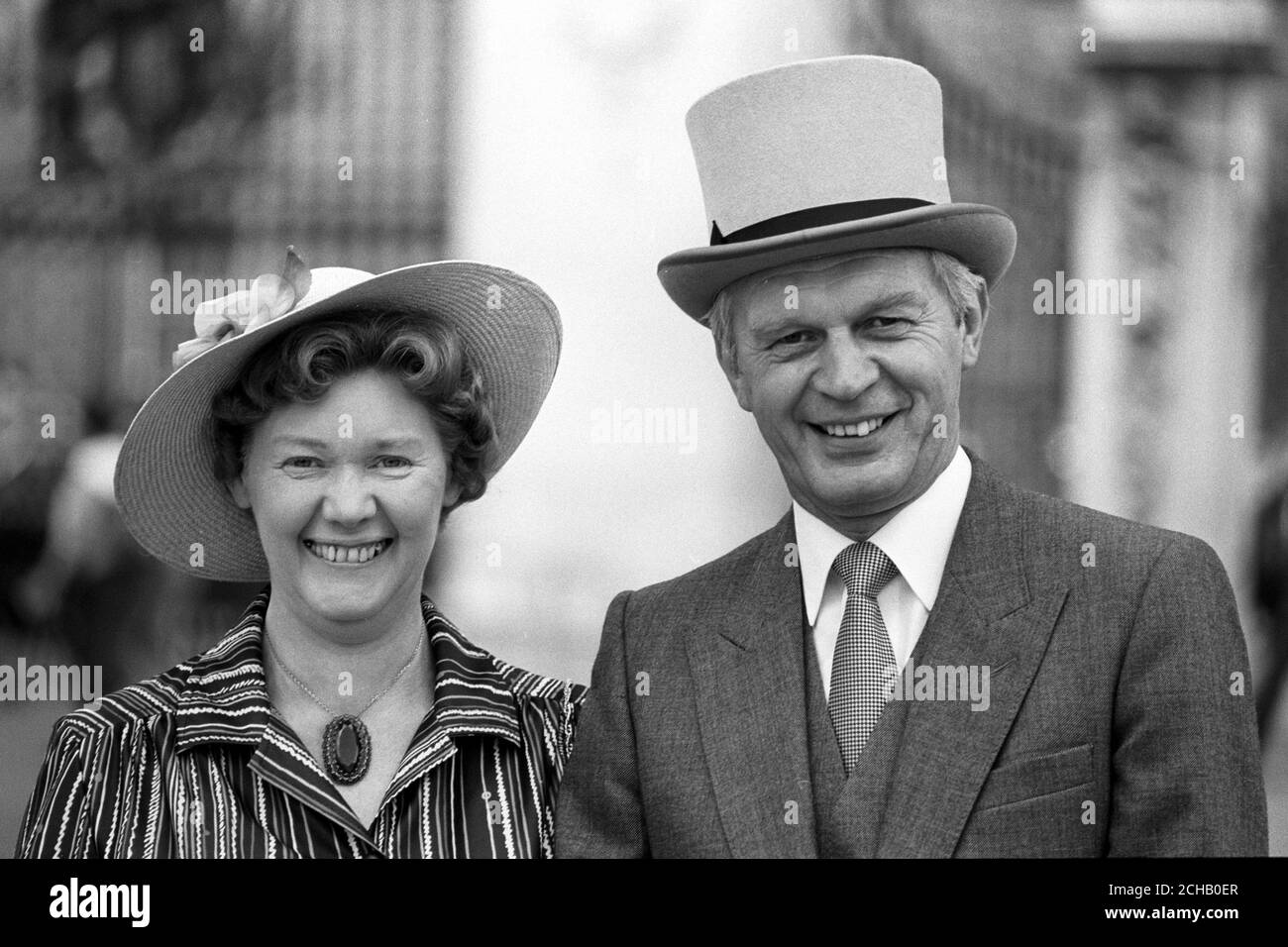 M. et Mme Ron Bell à une Buckingham Palace Garden Party. Banque D'Images