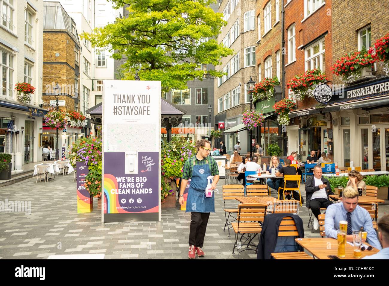Londres- septembre 2020: Scène de rue du quartier ouest de Londres avec des panneaux rappelant aux gens de rester en sécurité pendant la pandémie Covid 19 Banque D'Images