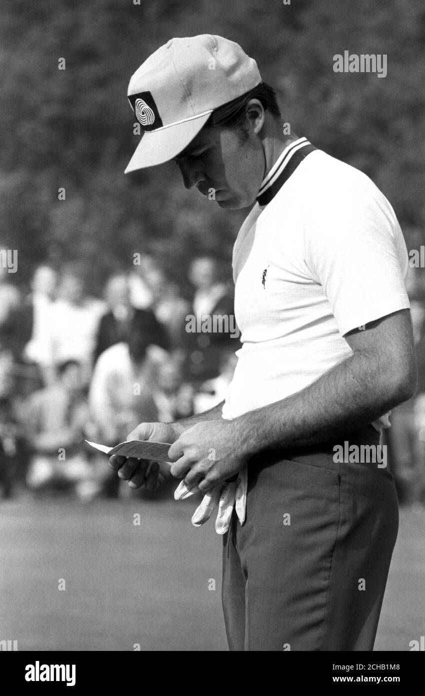 Gary Player, champion défenseur de l'Afrique du Sud, étudie sa carte lors du match de Piccadilly World Match Play Championship de Wentworth. Banque D'Images