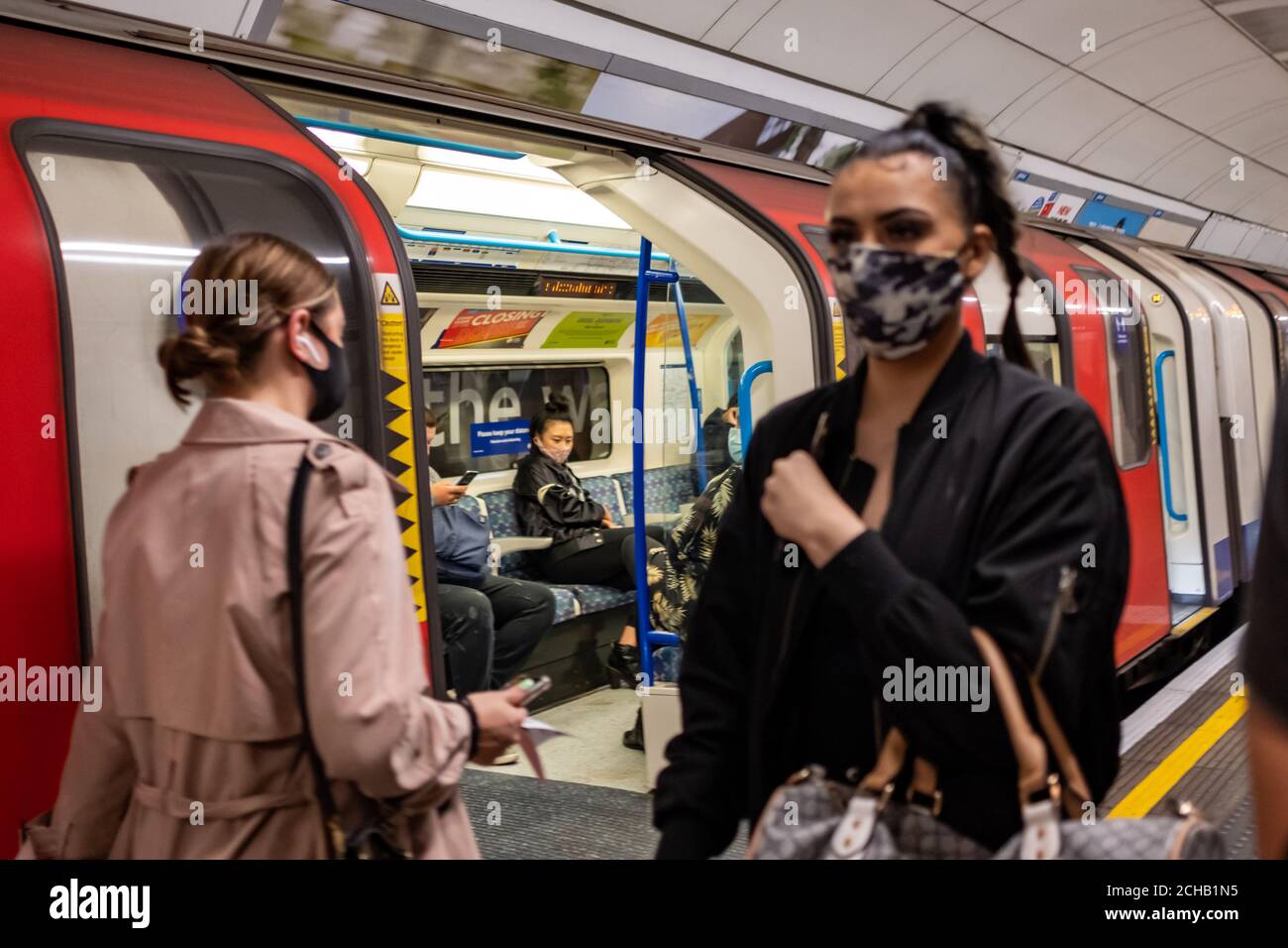 Londres- septembre 2020: Les gens dans le métro de Londres portent des masques covid 19 Banque D'Images