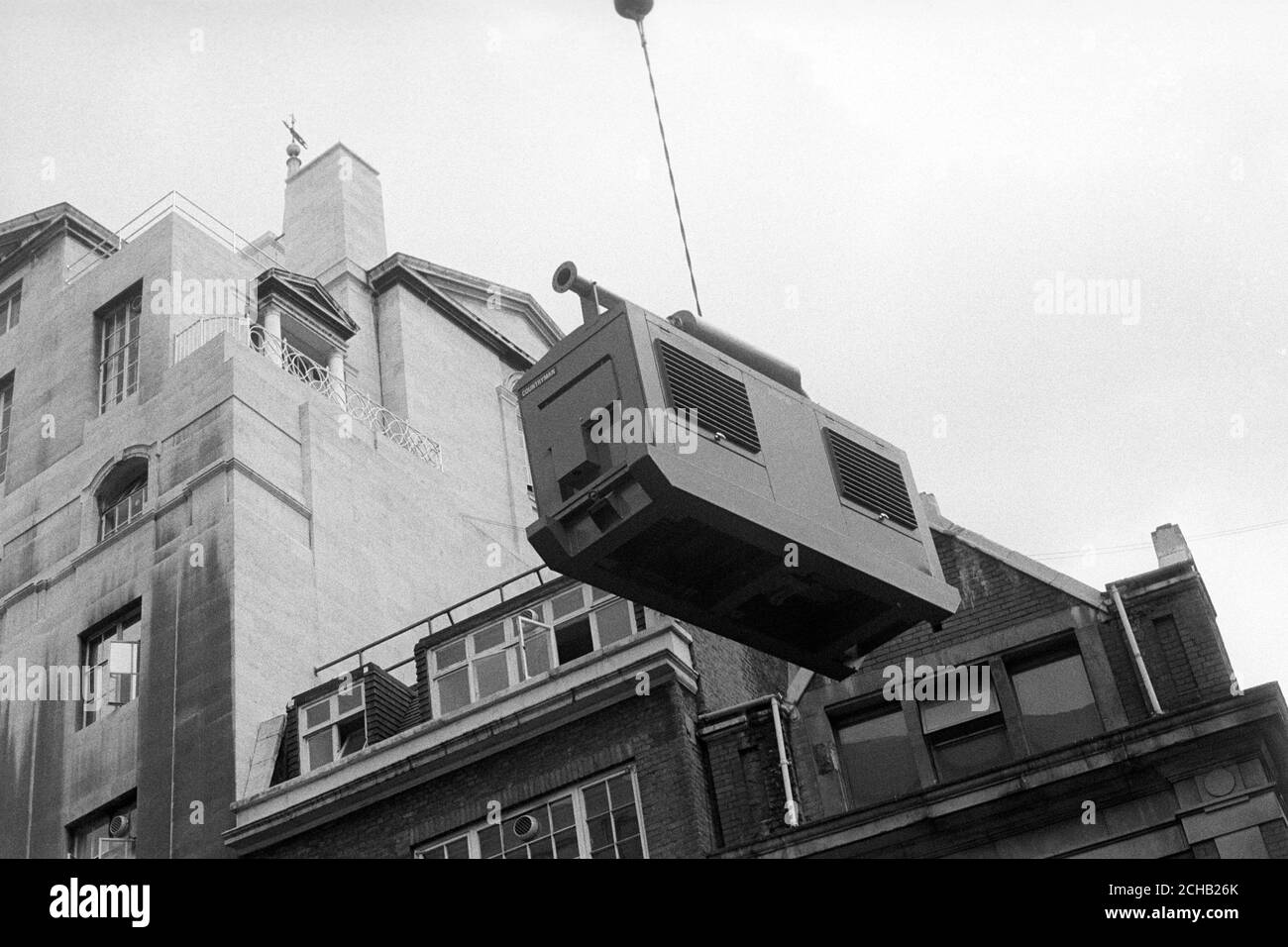 Un générateur de Reuter Countryman est soulevé sur le toit du bâtiment de l'Association de la presse, situé au 85 Fleet Street, Londres. Banque D'Images