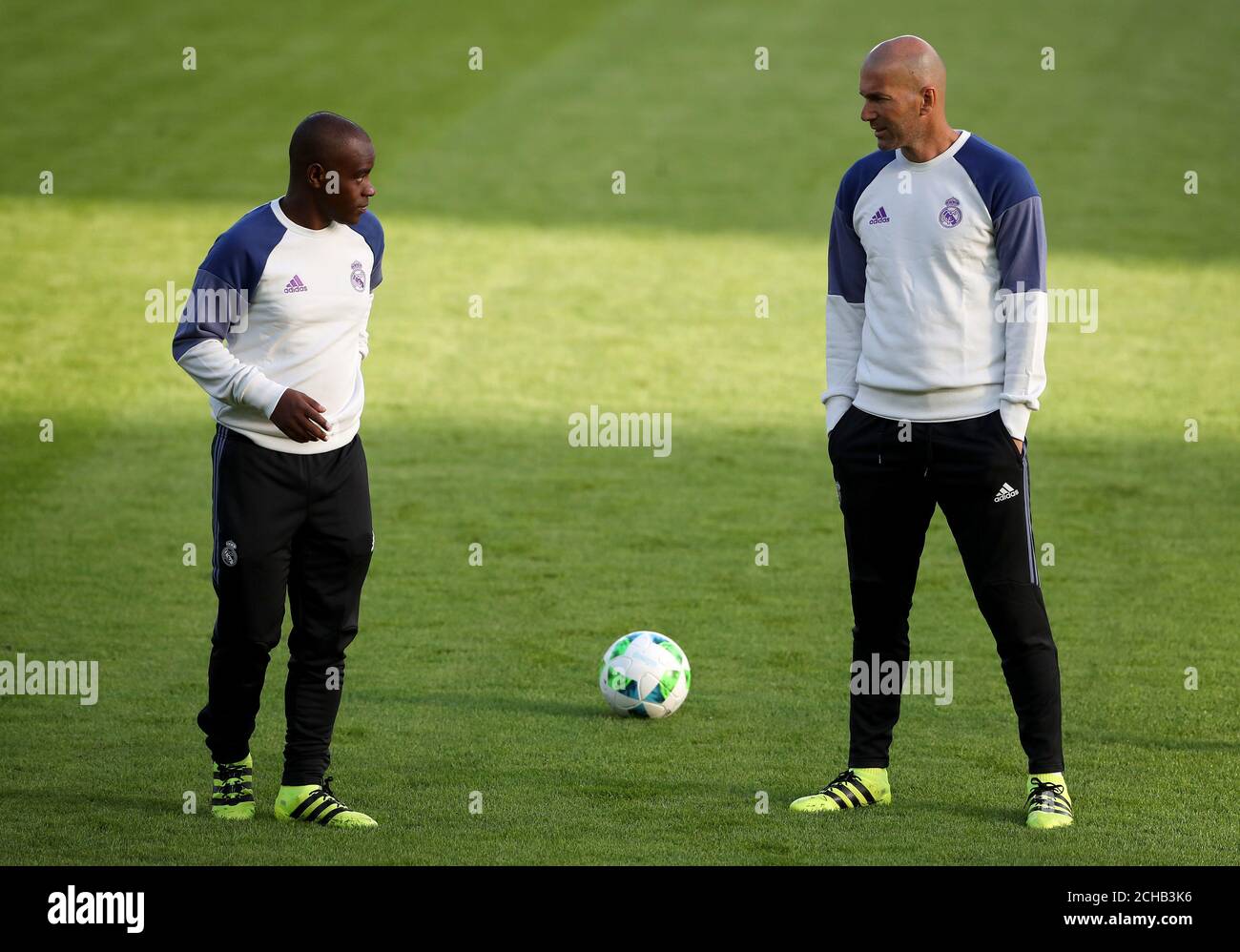 L'entraîneur adjoint du Real Madrid, Hamidou Msaidie, parle avec le Real Madrid Chef de l'entraîneur Zinedine Zidane à Lerkendal Stadion à Trondheim pendant Session d'entraînement du Real Madrid avant de jouer à Séville dans le Coupe d'Europe de l'UEFA Banque D'Images