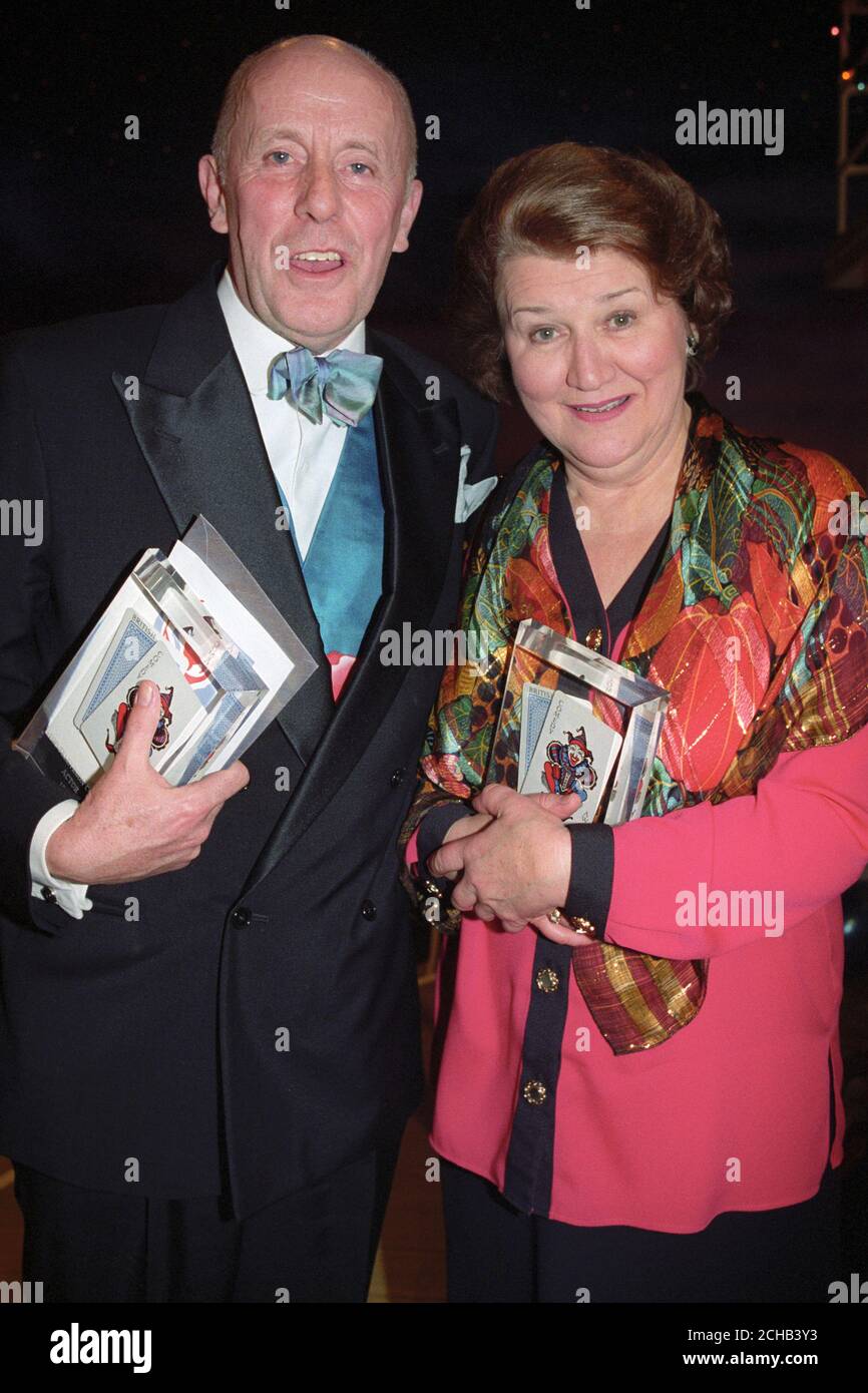 L'acteur Richard Wilson, star de la série BBC « One foot in the grave », avec l'actrice Patricia Routledge, star de la BBC « Keeping Up Appearences », aux British Comedy Awards à Londres. Banque D'Images