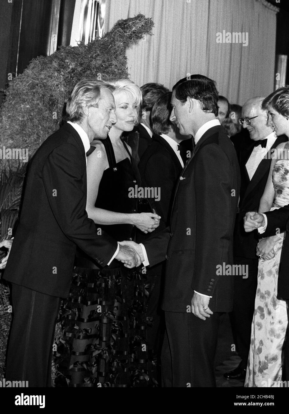 Le Prince de Galles rencontre l'acteur australien Paul Hogan, 49 ans, star de 'Crocodile' Dundee II, qui fait ses débuts à l'Empire, Leicester Square, Londres, ce soir. À côté de Hogan se trouve sa co-star Linda Kozlowski. Banque D'Images