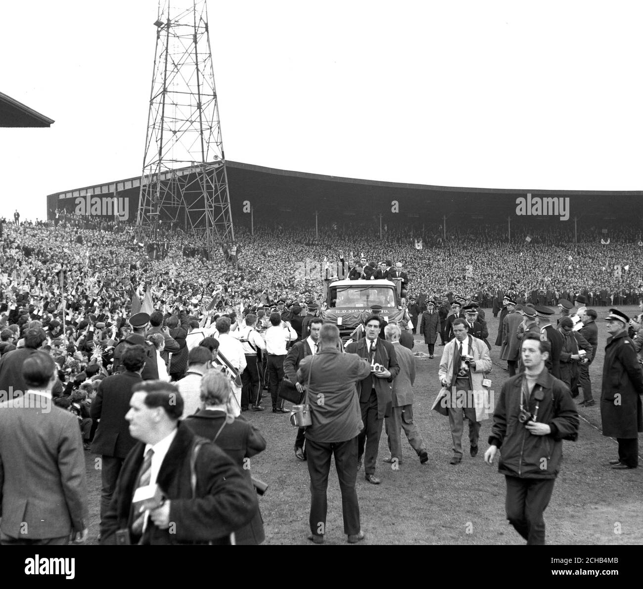 Les fans remportent le parc Celtic alors qu'ils accueillent l'équipe Celtic à la maison. L'équipe fait un tour d'honneur dans leur camion à leur retour de Lisbonne après avoir remporté la coupe d'Europe. Banque D'Images Les fans remportent le parc Celtic alors qu'ils accueillent l'équipe Celtic à la maison. L'équipe fait un tour d'honneur dans leur camion à leur retour de Lisbonne après avoir remporté la coupe d'Europe. Banque D'Images