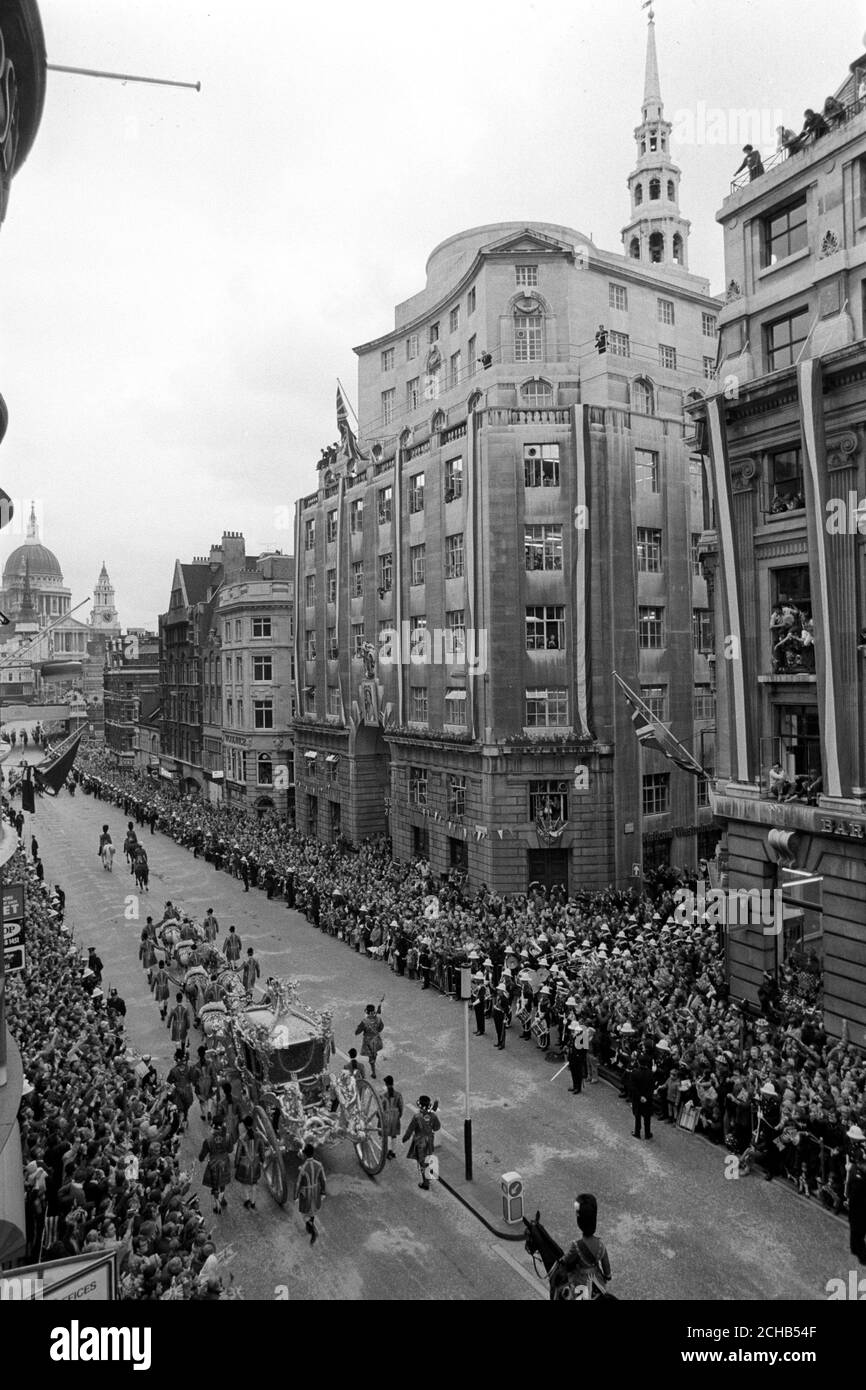 À l'extérieur du siège de l'Association de la presse, au 85 Fleet Street, Londres, la procession du Jubilé d'argent passe en route vers la cathédrale Saint-Paul. Banque D'Images