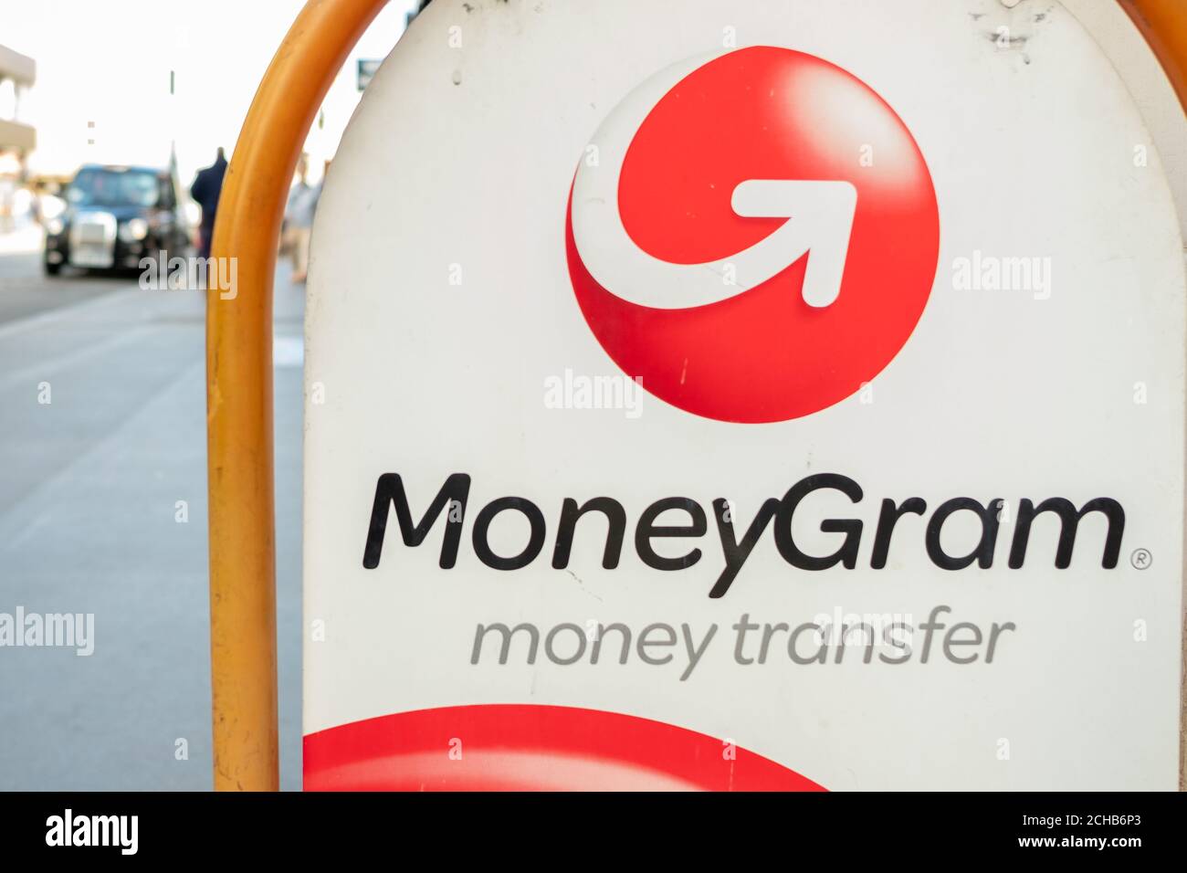 Londres- septembre 2020 : panneau MoneyGram sur London Street, une société de services financiers spécialisée dans le transfert d'argent Banque D'Images