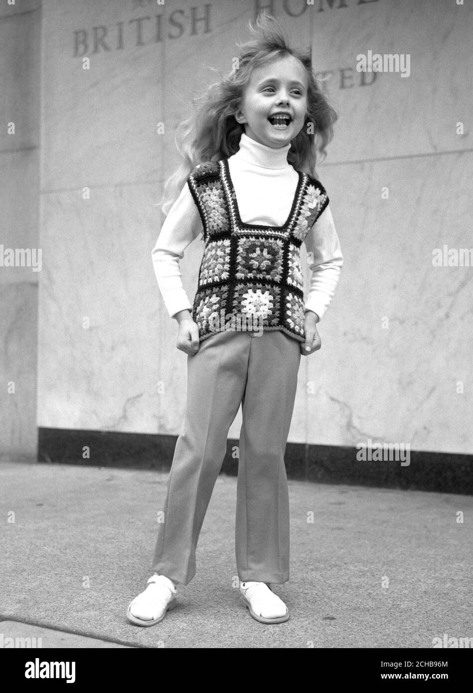 Le modèle Samanta Gates, 6 ans, porte un modèle en crochet de la gamme printemps-été de vêtements pour enfants dans les Home Stores britanniques. Banque D'Images