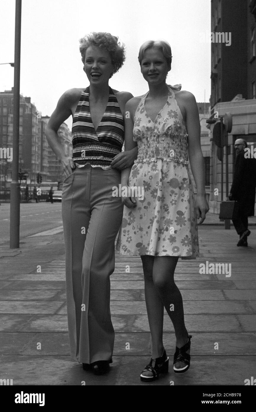 Suzy Randall (à gauche) et Faith Sole portent des motifs dos nu d'une collection de British Home Stores. Banque D'Images