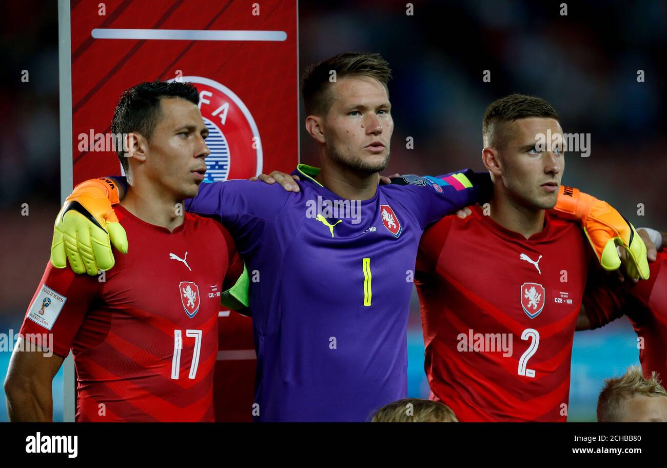 Marek Suchy (à gauche), Tomas Vaclik (au centre) et Pavel Kaderabek (à droite) de la République tchèque pendant les hymnes nationaux Banque D'Images