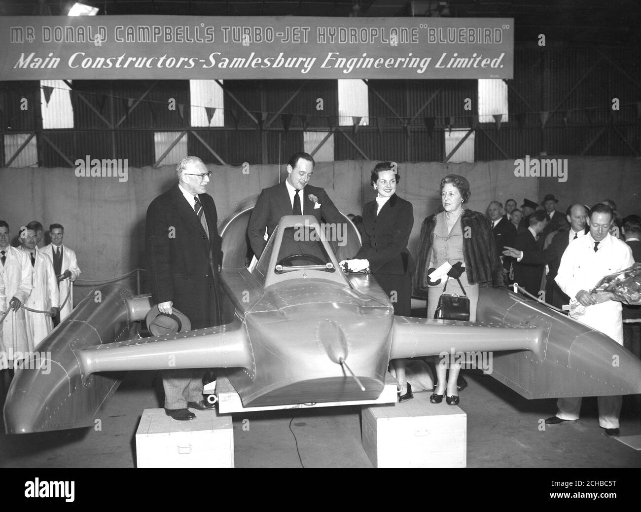 Le nouvel hydravion Bluebird de Donald Campbell, dévoilé par Lady Wakefield, épouse de Sir Wavell Wakefield, à Samlesbury, dans le Lancashire. M. Campbell espère atteindre une vitesse de 200 mph dans l'embarcation sur Ullswater et retrouver le record mondial de vitesse de l'eau pour la Grande-Bretagne. (l-r) George Eyston, ancien détenteur du record mondial de vitesse terrestre, Donald Campbell, son épouse Dorothy et Lady Wakefield. Banque D'Images