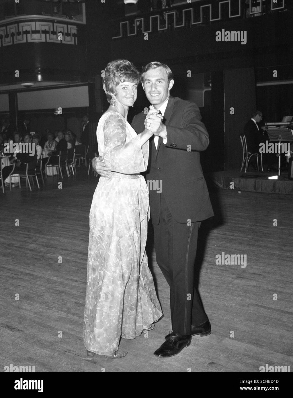 Margaret court et John Newcombe, tous deux australiens, les champions célibataires de Wimbledon, commencent la danse au bal de l'Association de tennis de Lawn à Grosvenor House. Banque D'Images