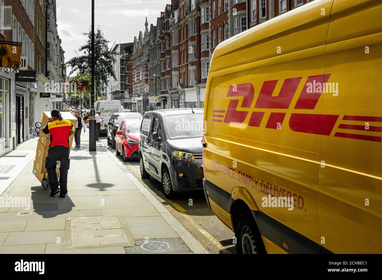 Londres - septembre 2020 : personne de livraison DHL et un minibus DHL sur la rue London Banque D'Images