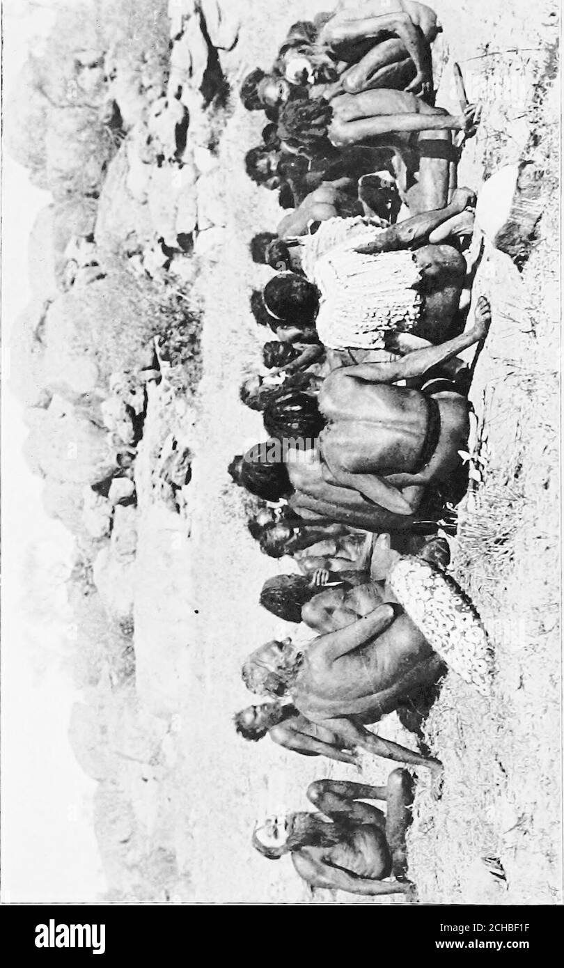 . À travers l'Australie . X CÉRÉMONIES DE LA TRIBU ARUNTA 267 de l'un des célèbres hommes Alcheringa dont le nom était Urangara. Chaque individu, ou au moins très membres de la communauté, a ce qui peut être calledcommon, les noms de tous les jours, un peu semblables à nicknamesentre nous-mêmes. L'un d'entre nous, par exemple, était knownas atnitta, en référence à une proportion quelque peu relativelygénéreuse de taille dans la région sous la taille; par contraste, l'autre était connu sous le nom d'atnittakupitcha, le deuxième mot signifiant petit. Weefforcés par les moyens des esquisses de leur donner une idée des caractéristiques personnelles et relati Banque D'Images