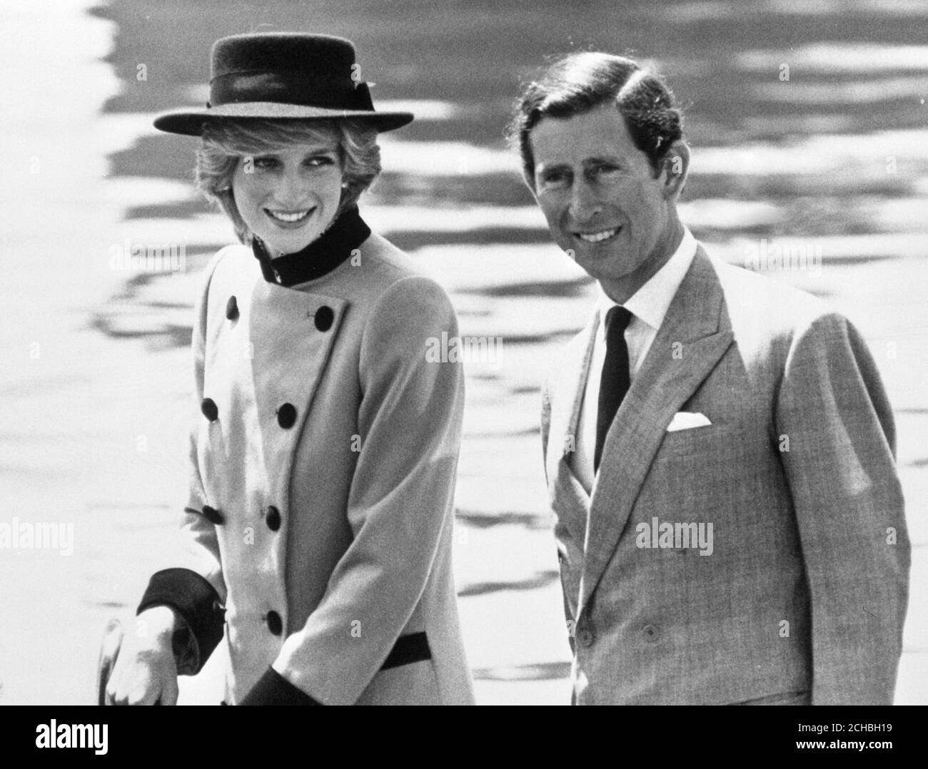 Le prince et la princesse de Galles quittent Harbour Grace (Terre-Neuve) à l'occasion d'un lancement qui les ramène au yacht royal Britannia. Ils quittaient Terre-Neuve pour se préparer aux dernières étapes de leur tournée canadienne avec des visites à l'Île-du-Prince-Édouard et en Alberta. Banque D'Images