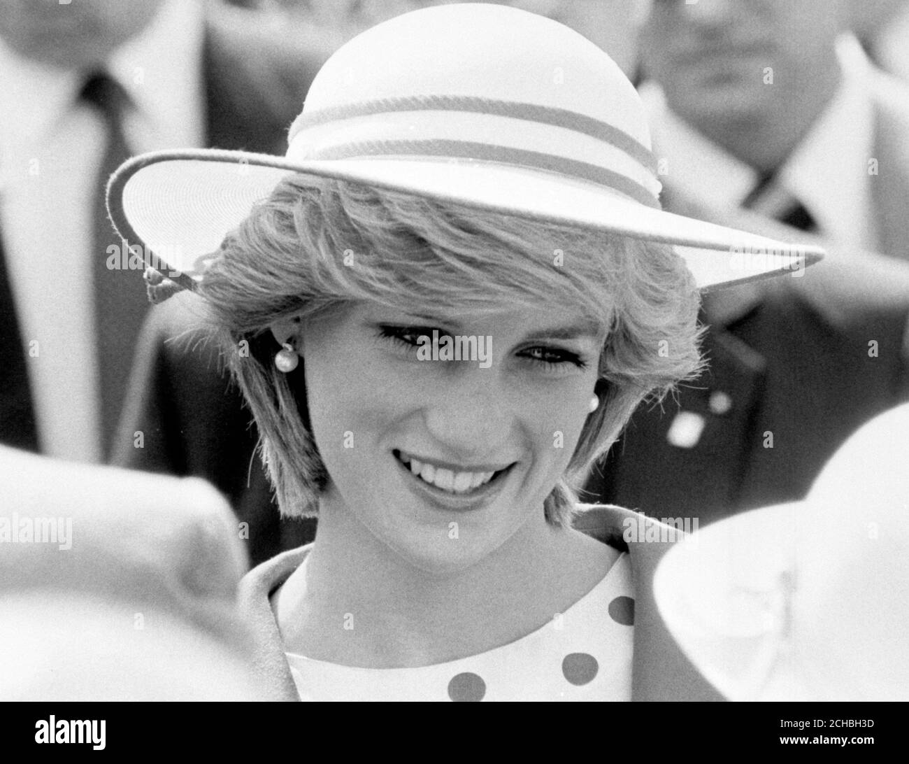 La princesse de Galles porte un chapeau d'été à large bord lors des activités d'aujourd'hui qui rencontrent des gens à Terre-Neuve. Banque D'Images