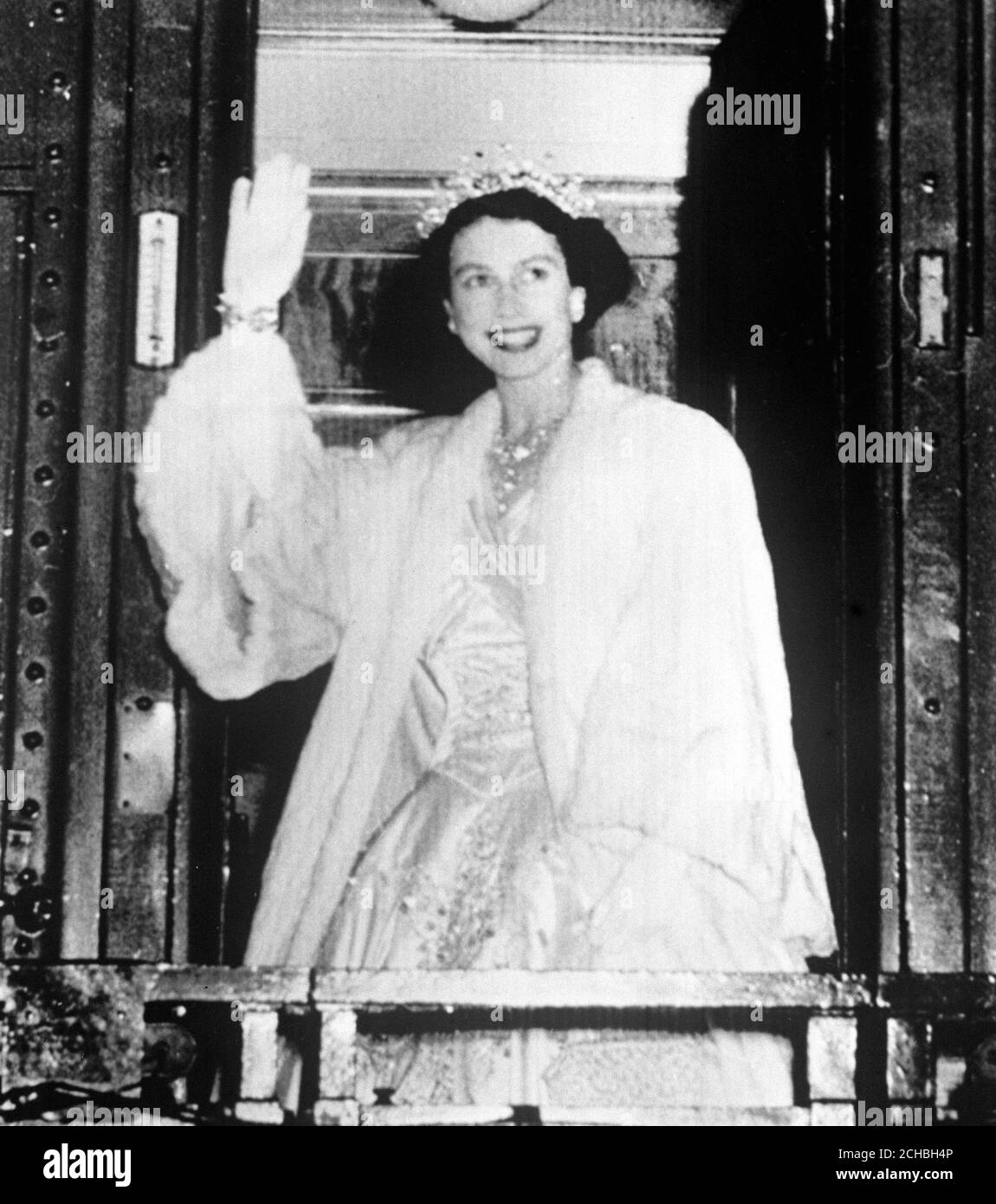 La princesse Elizabeth apparaît sur la plate-forme d'observation du train royal à Saint-Jean, au Nouveau-Brunswick. Banque D'Images