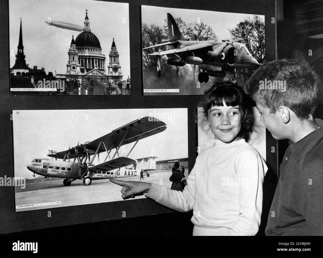 Jeunes visiteurs à l'exposition photographique du Centenaire de l'Association de la presse, dans le magasin Schofield, à Leeds. Banque D'Images