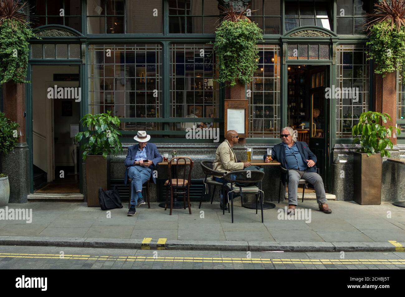 Londres - 2020 septembre : personnes assises à l'extérieur du pub sur Marylebone Lane. Banque D'Images