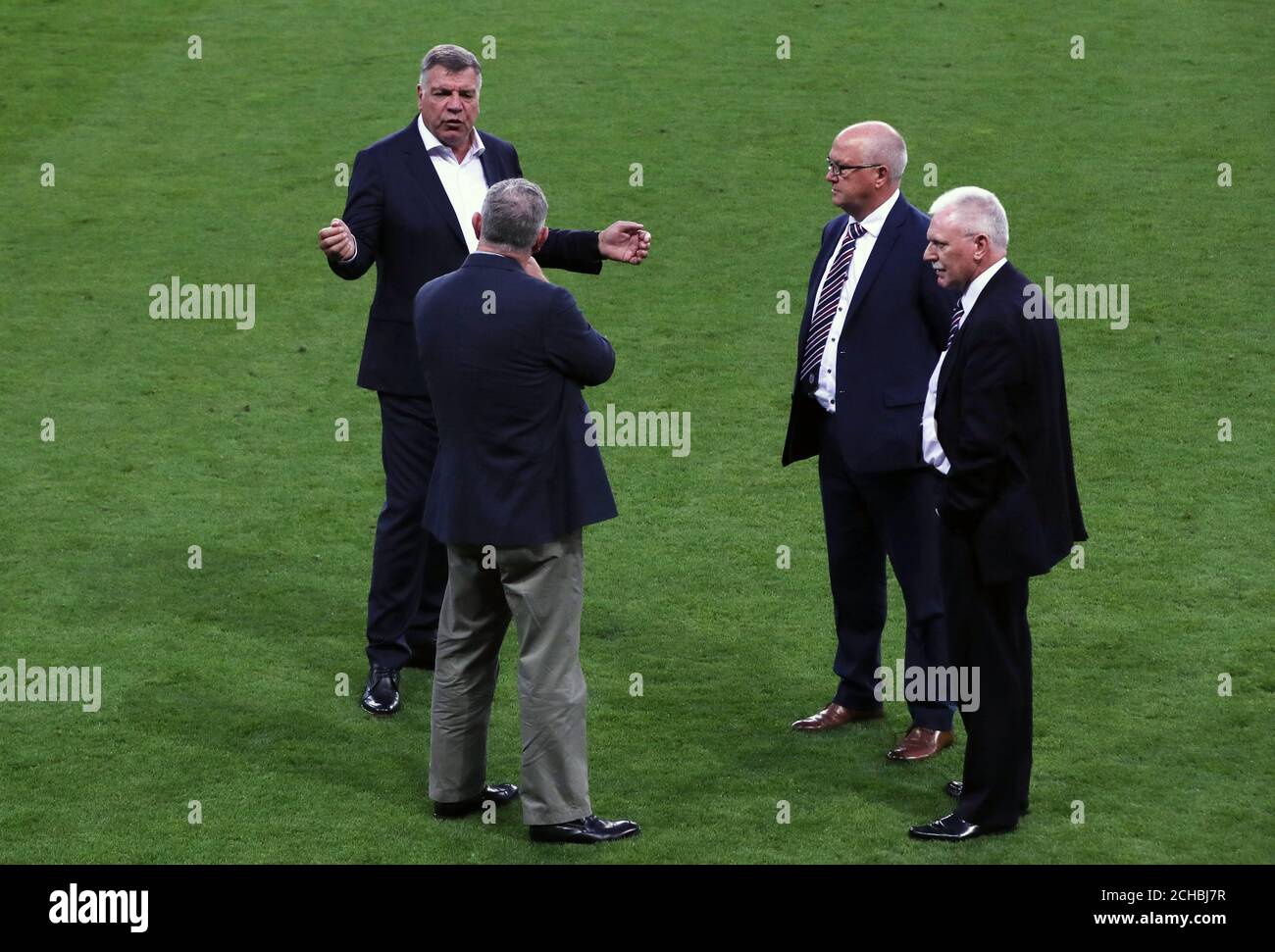 Sam Allardyce, directeur de l'Angleterre, avec Greg Clarke, président de la FA (deuxième à gauche) Banque D'Images